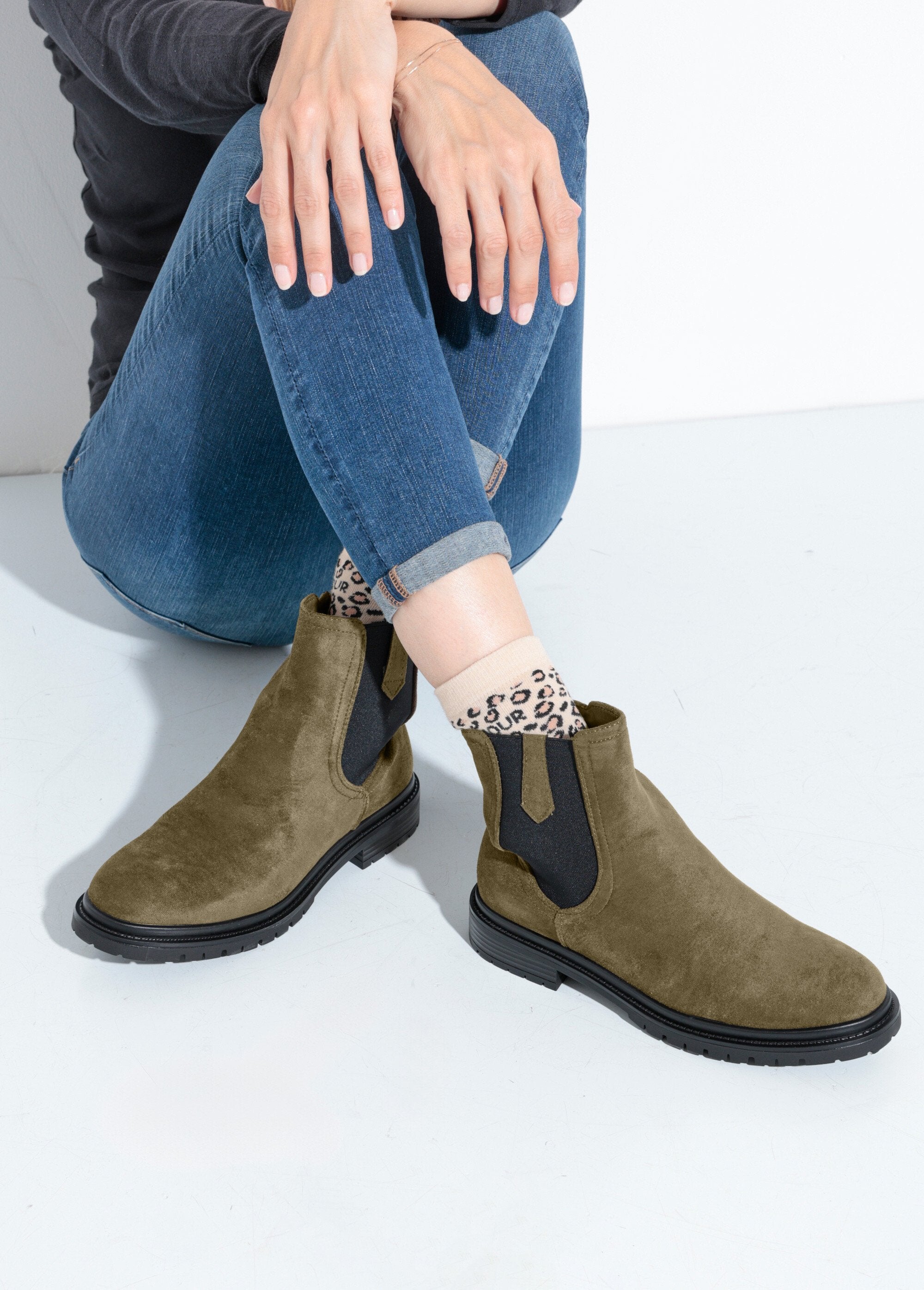 Chelsea_boots_with_notched_sole_Khaki_SF1_slim