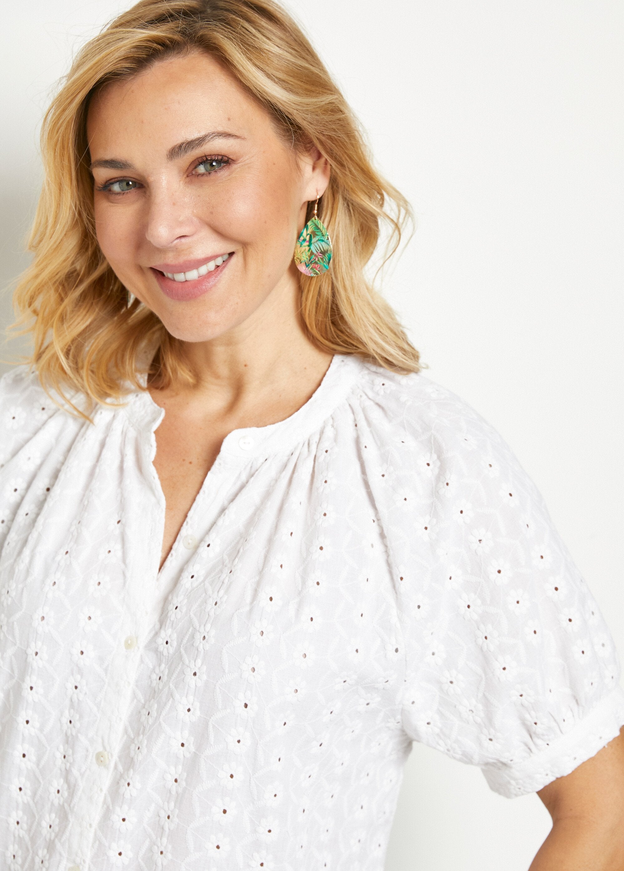 Loose-fitting_embroidered_cotton_blouse_without_collar_White_DE1_slim