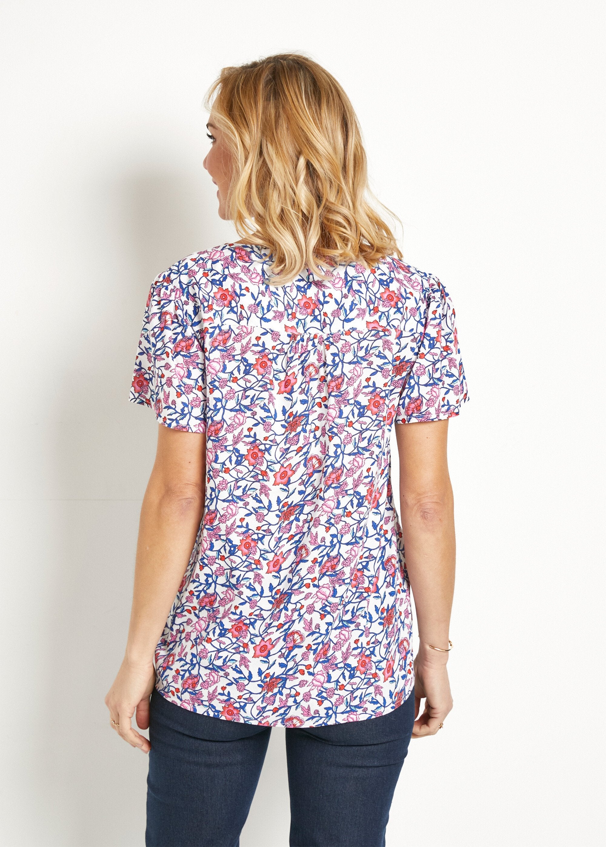 Short-sleeved_V-neck_floral_blouse_Blue_and_pink_DO1_slim
