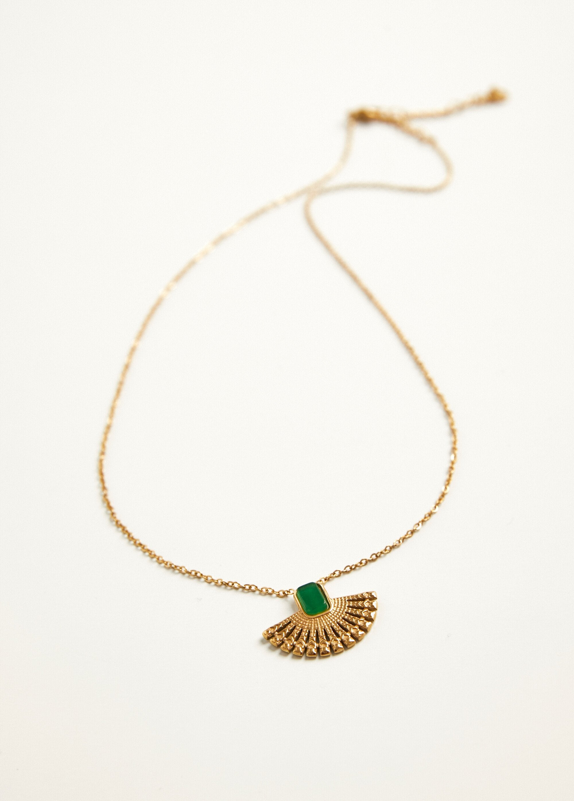 Steel_necklace_with_fan-shaped_pendant_Golden_DE1_slim