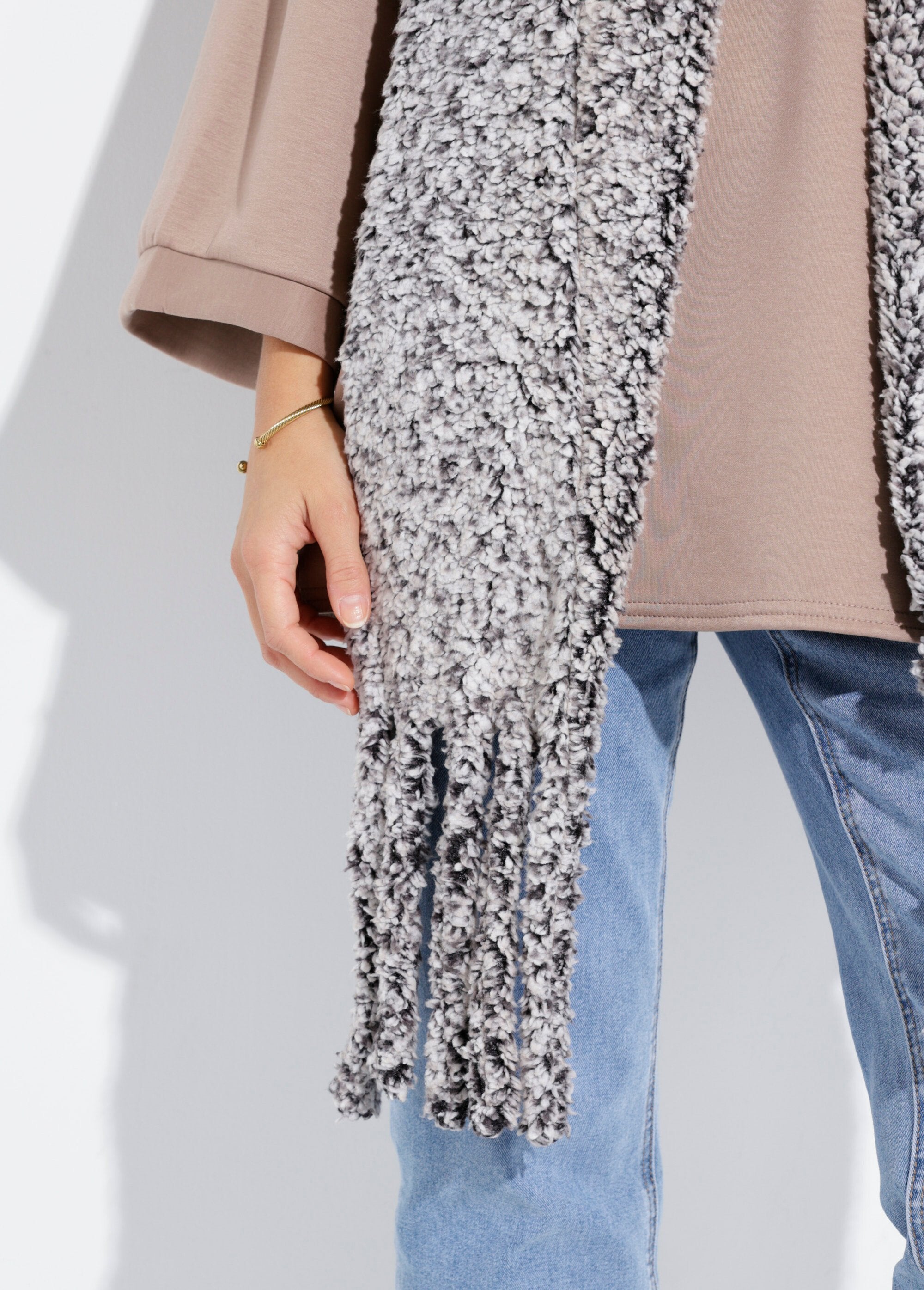 Warm_sherpa-style_fleece_scarf_Dark_gray_DE1_slim