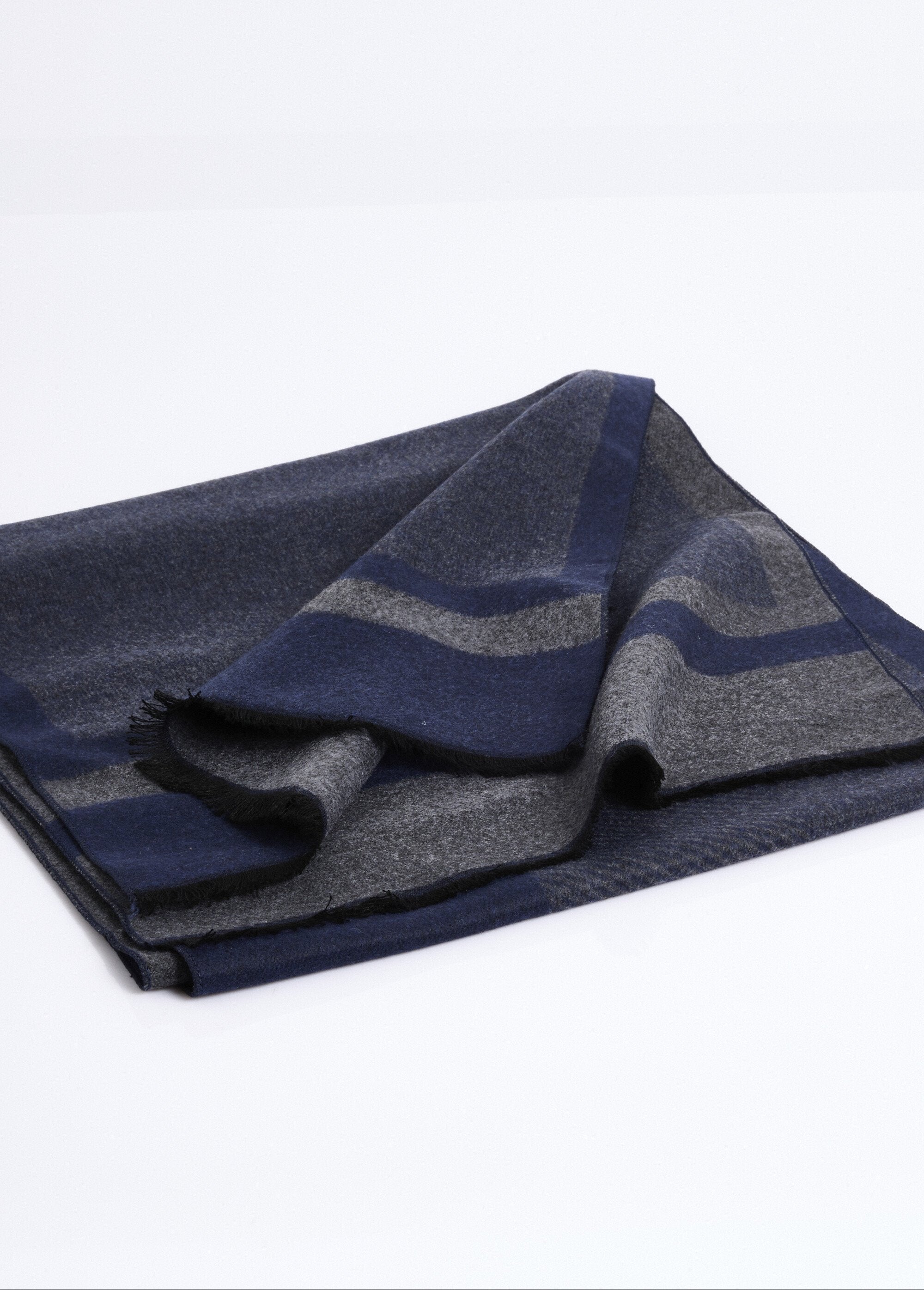 Two-tone_patterned_scarf_with_small_fringes_Blue_DE1_slim