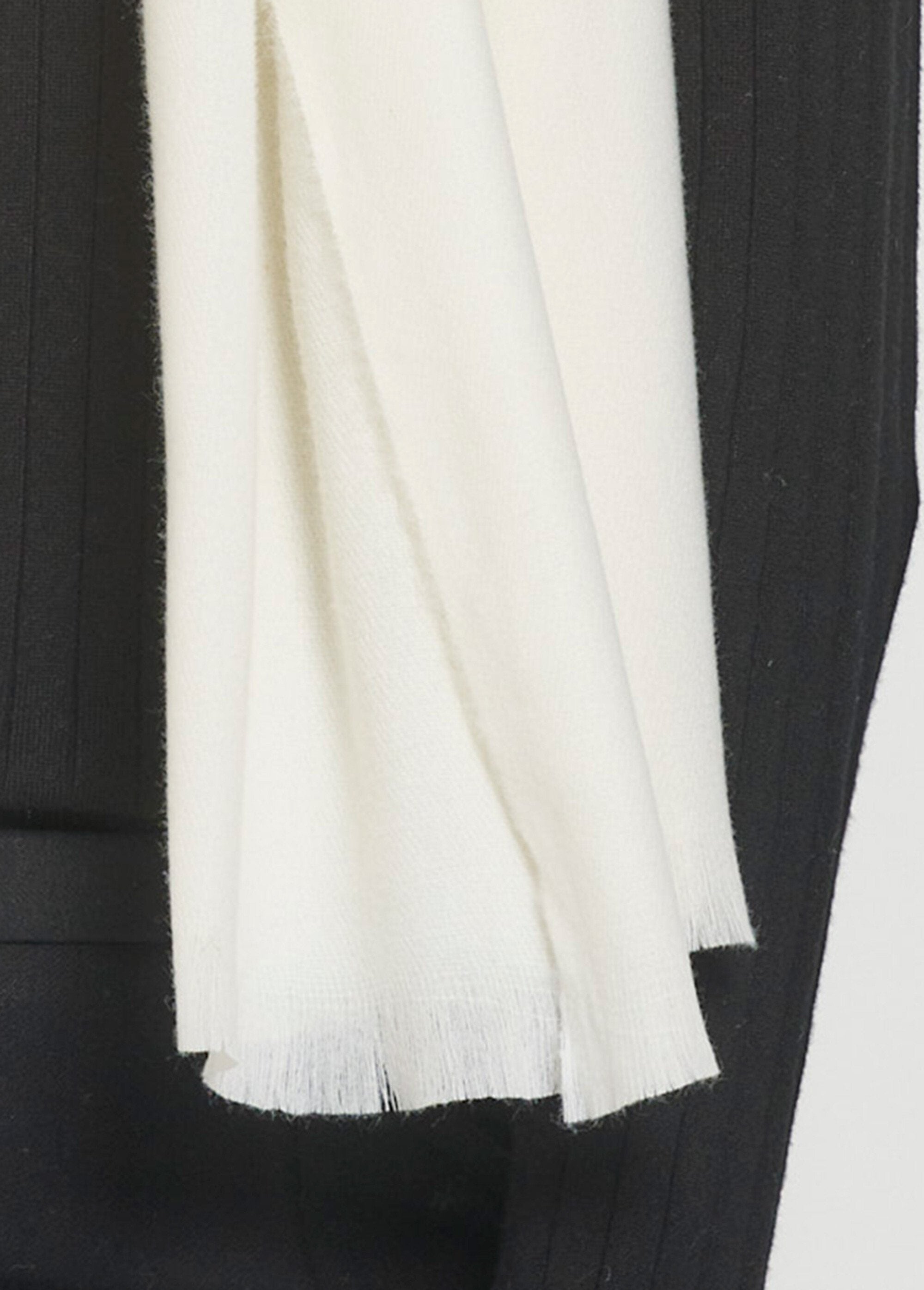 Trendy_warm_scarf_with_small_fringes_Ecru_DE1_slim