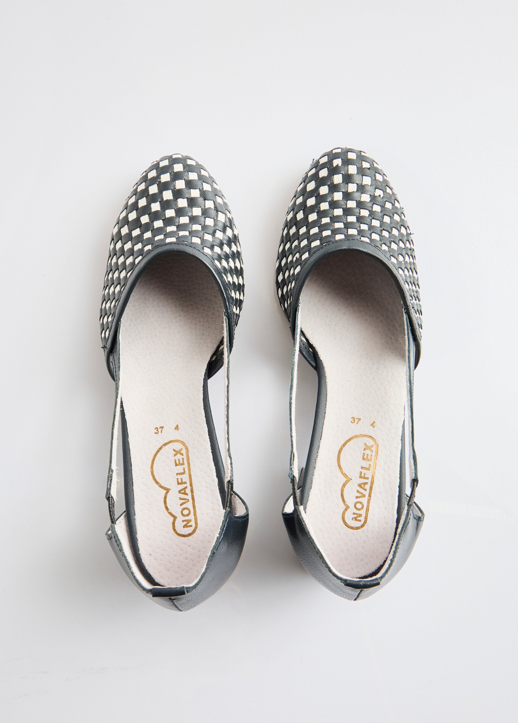 Leather_heeled_pumps_Navy_and_white_OV1_slim