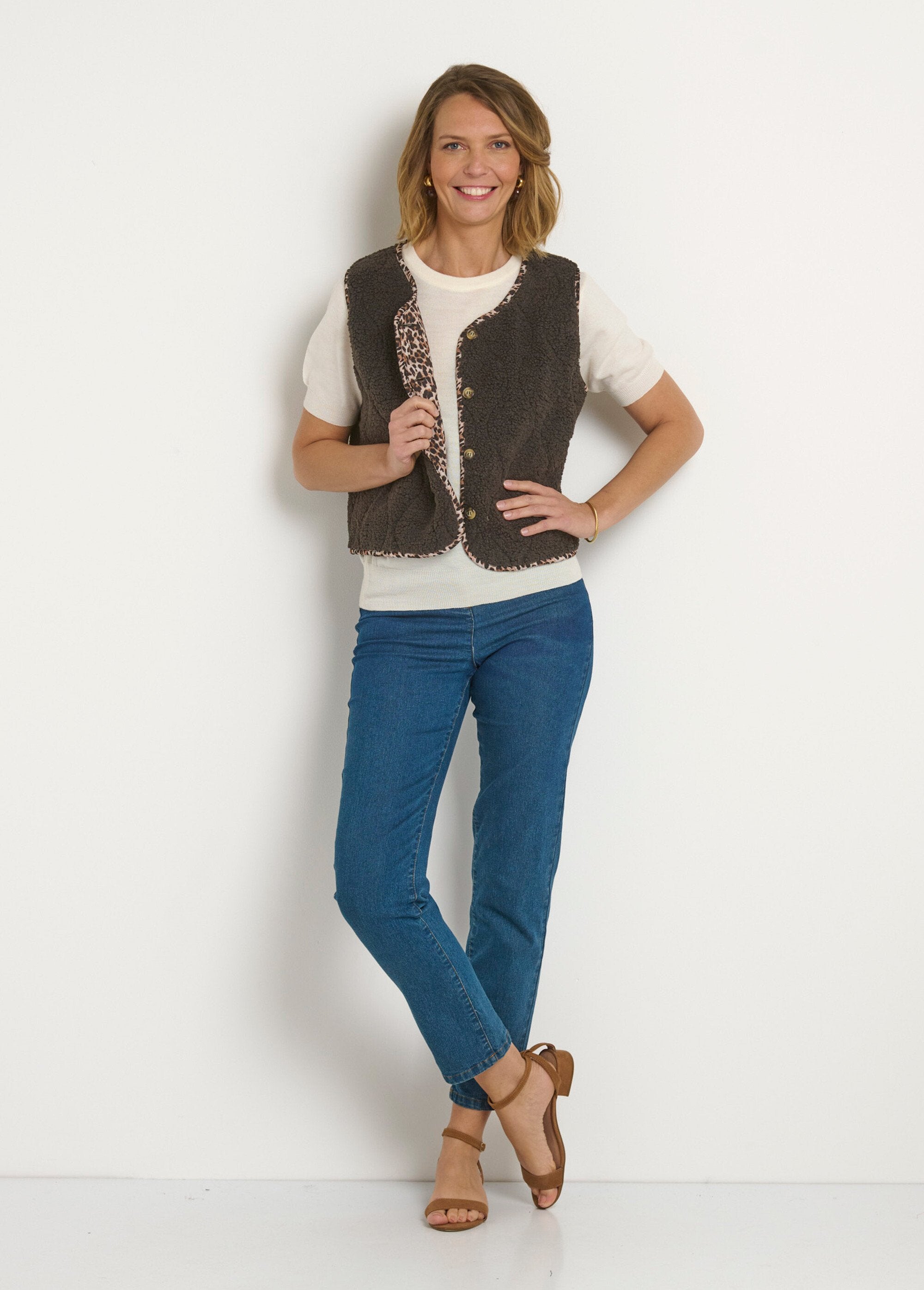 Sleeveless_buttoned_sheepskin_vest_Brown_SF1_slim