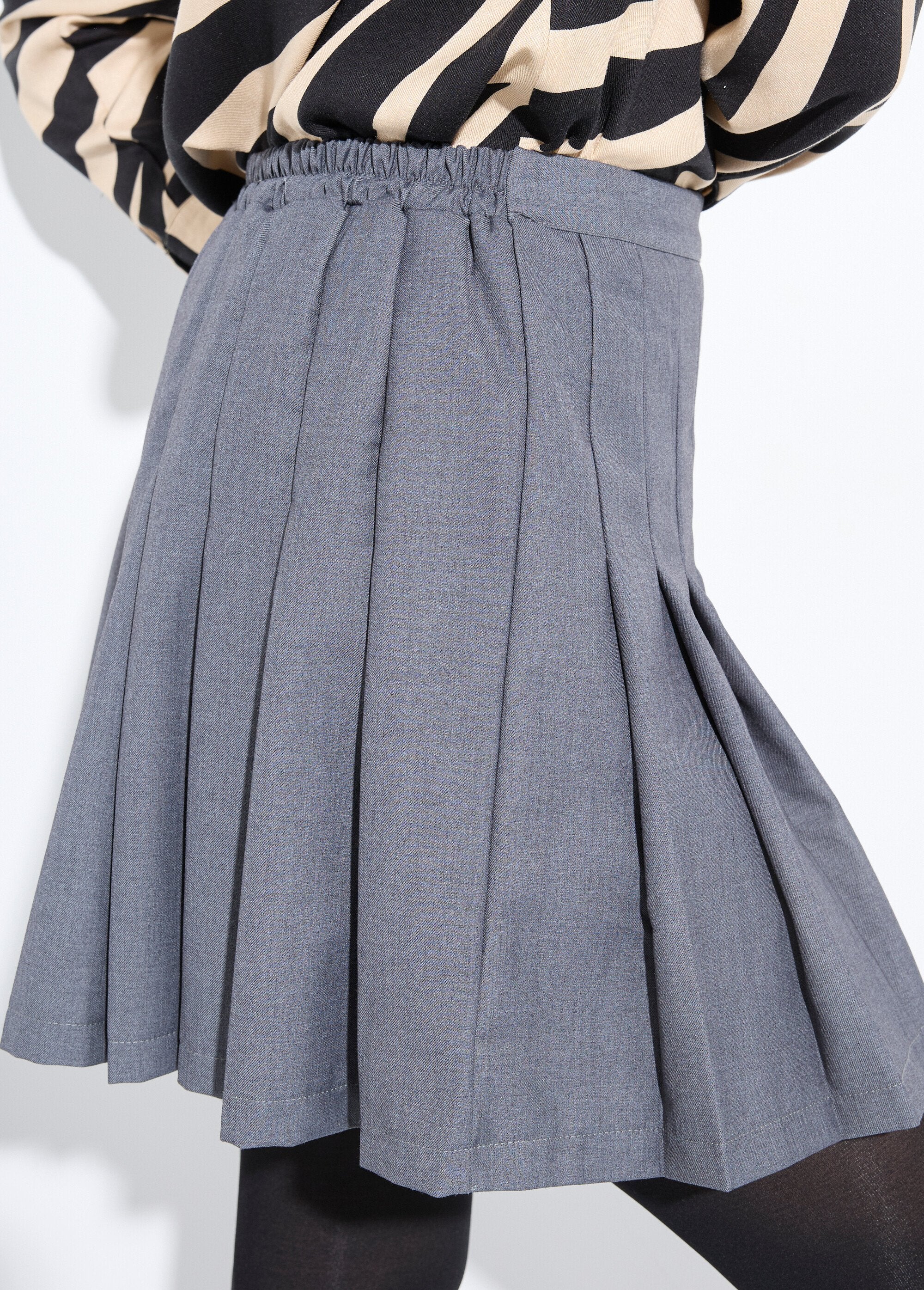 Dark_mottled_short_pleated_skirt_Gray_DE1_slim