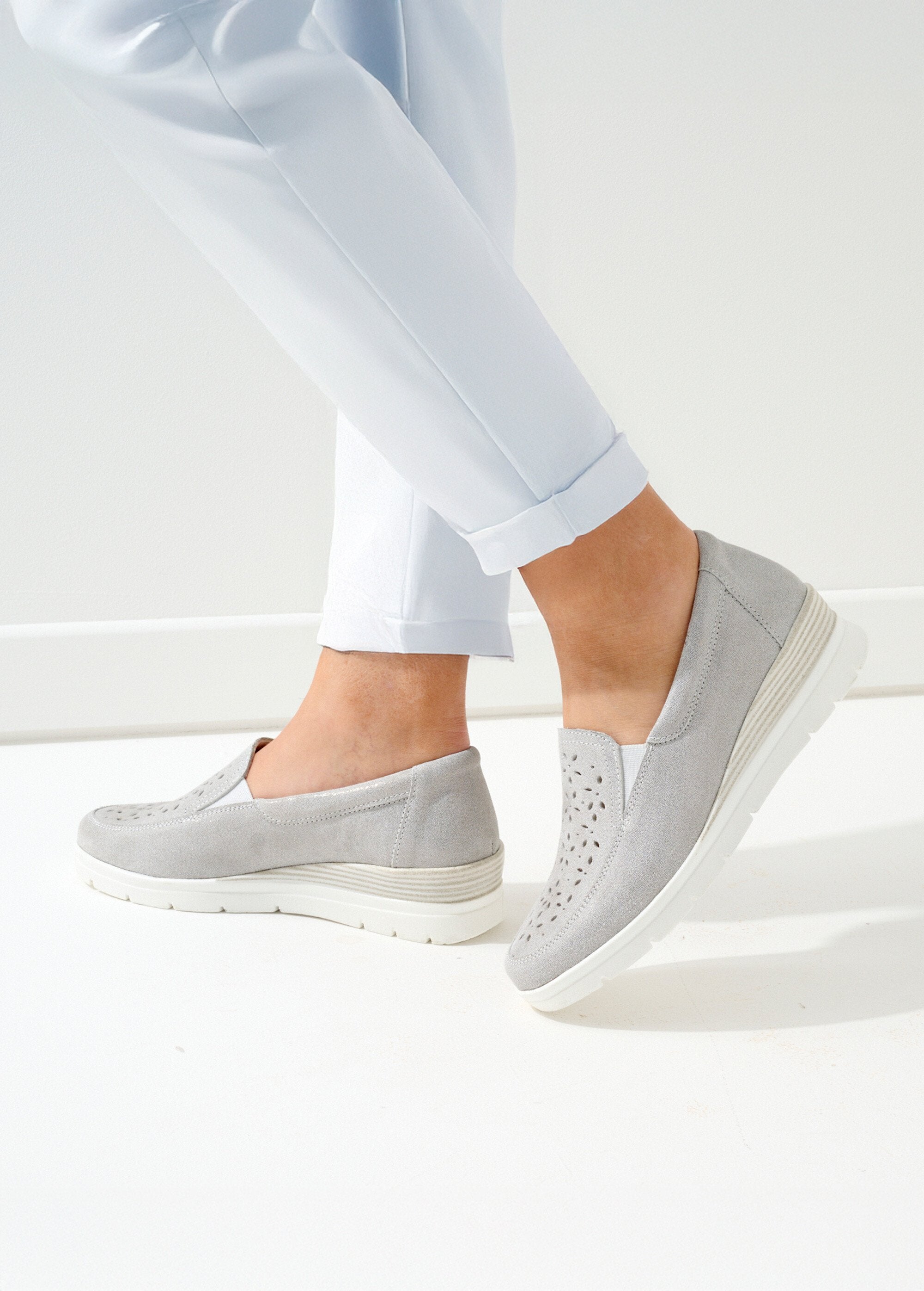 Wide-width_shiny_leather_moccasins_Silver_SF1_slim