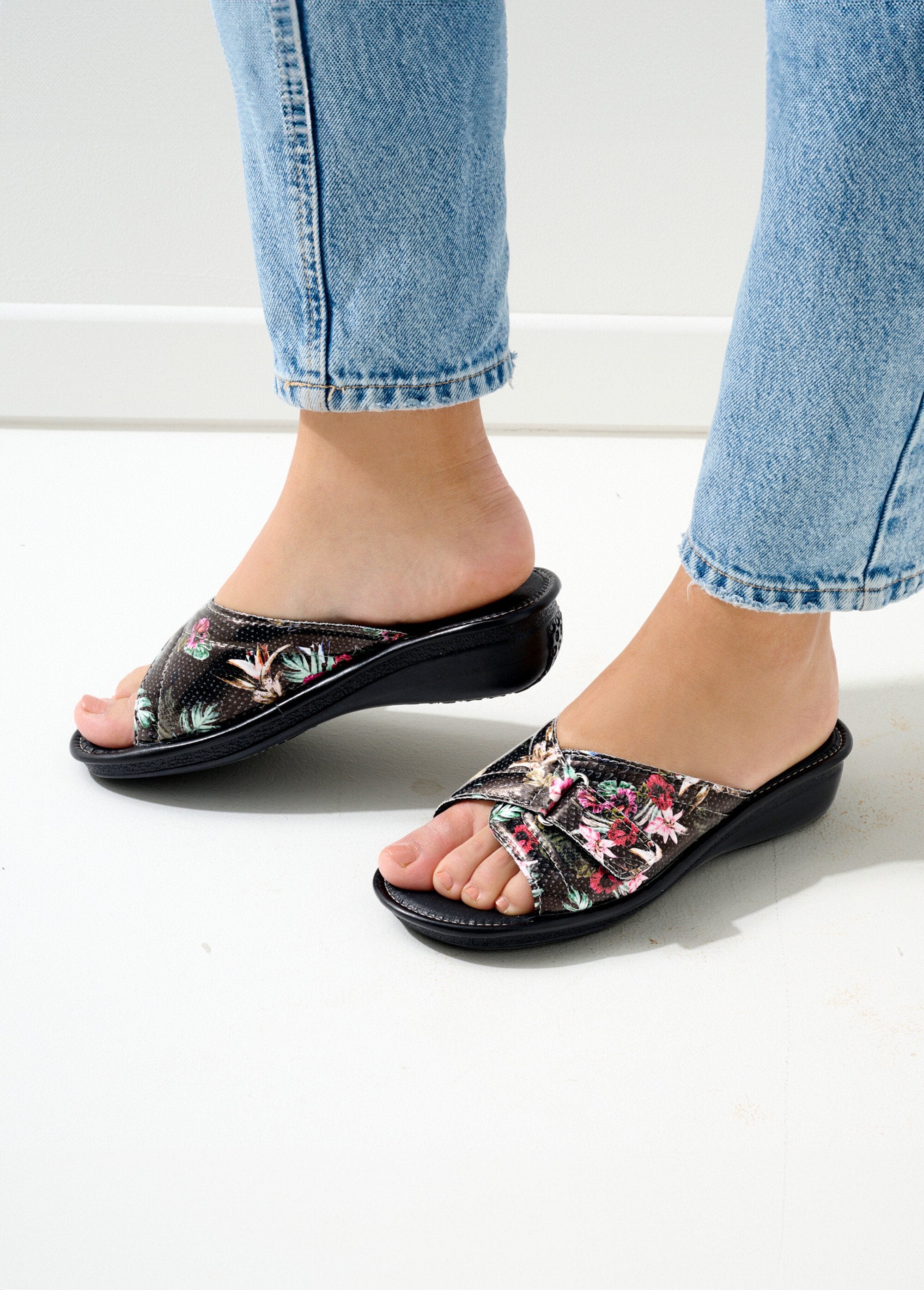 Comfort_width_printed_patent_mules_Black_print_SF1_slim