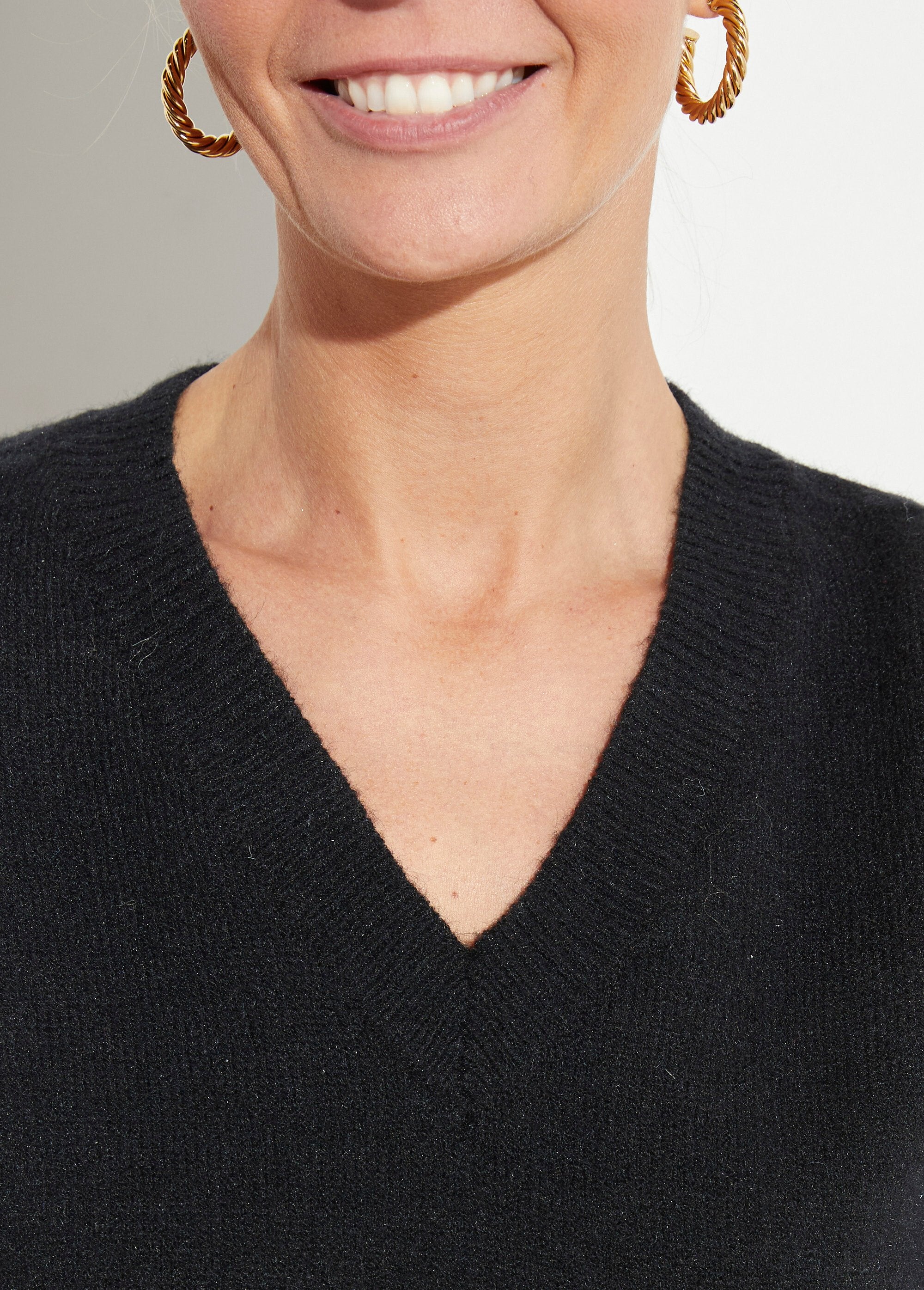 V-neck_knit_sweater_with_lace_sleeves_Black_DE1_slim