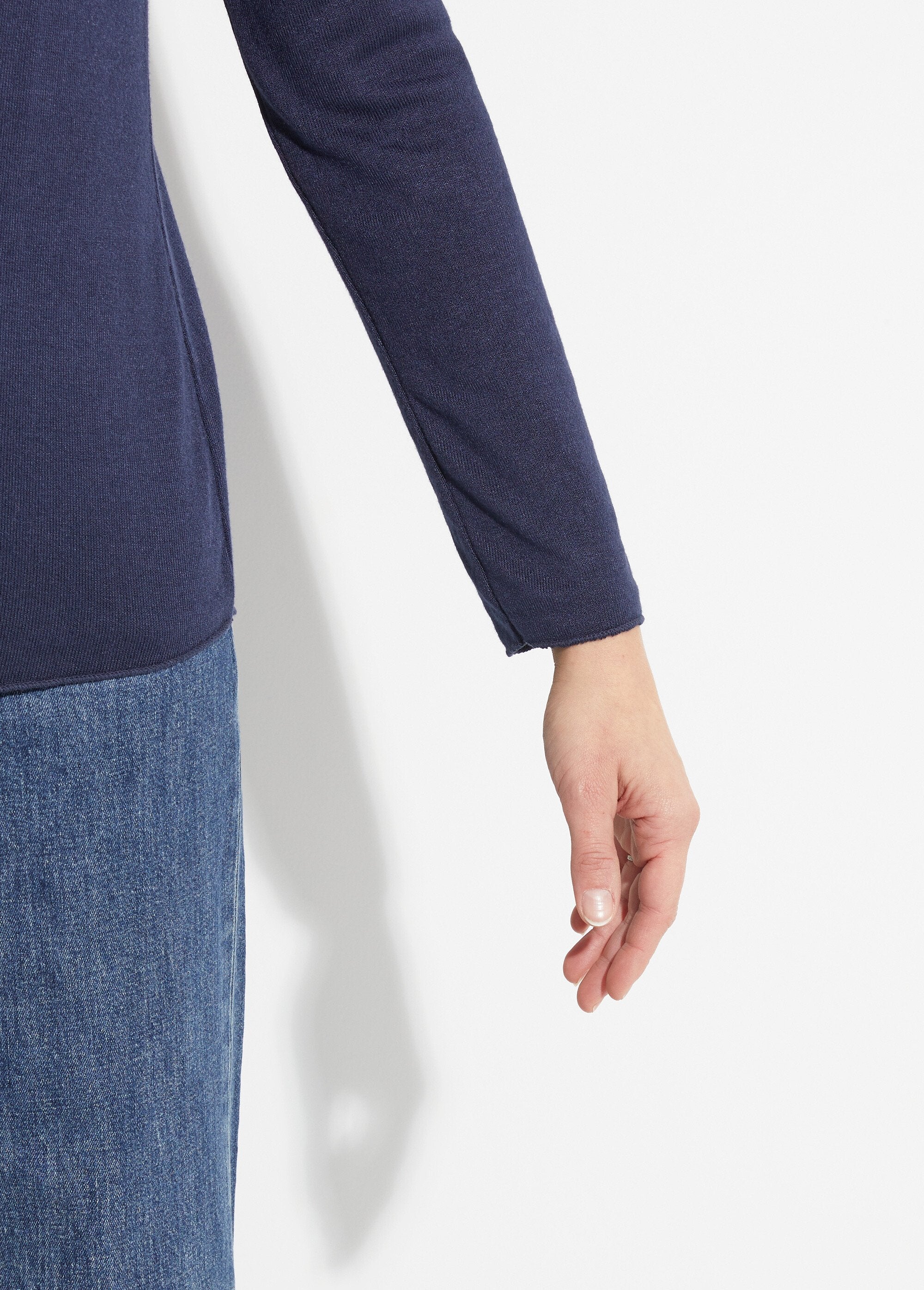 Thin_sweater_with_angora_and_wool,_V-neck_Marine_DE1_slim