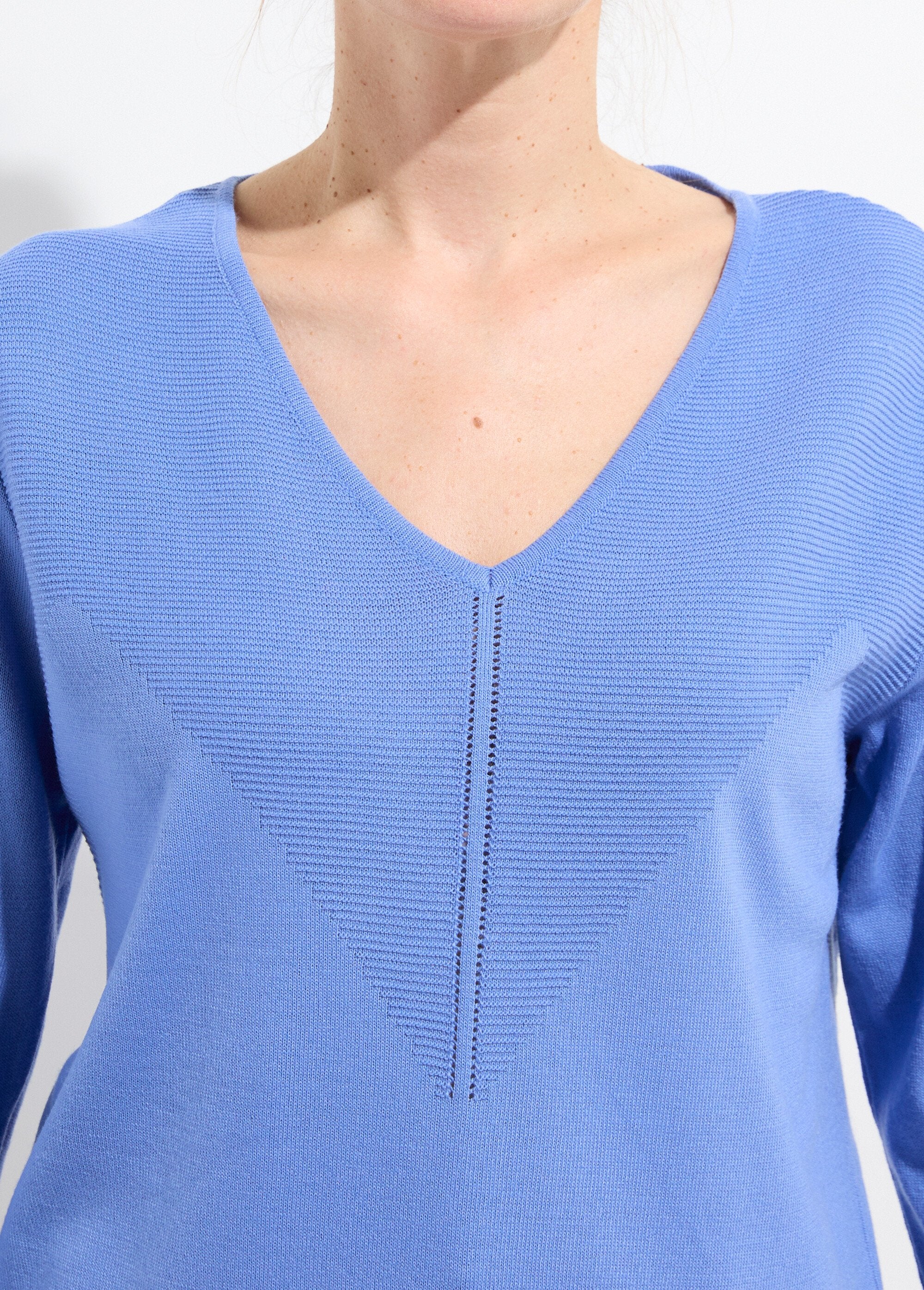 Thin_long-sleeved_V-neck_sweater_Blue_DE1_slim