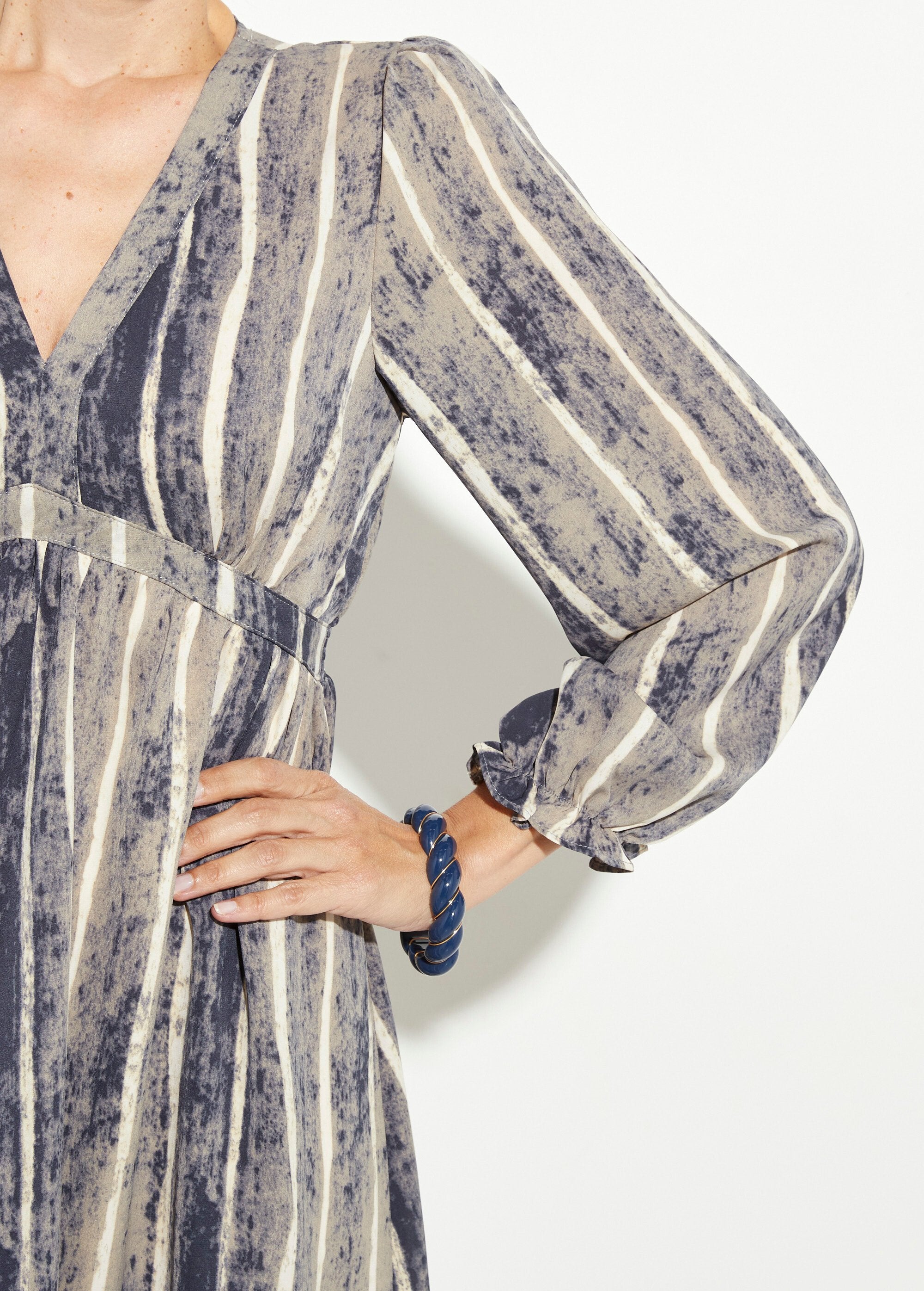 Short_pleated_high_waist_V-neck_dress_Gray_and_ecru_DE2_slim