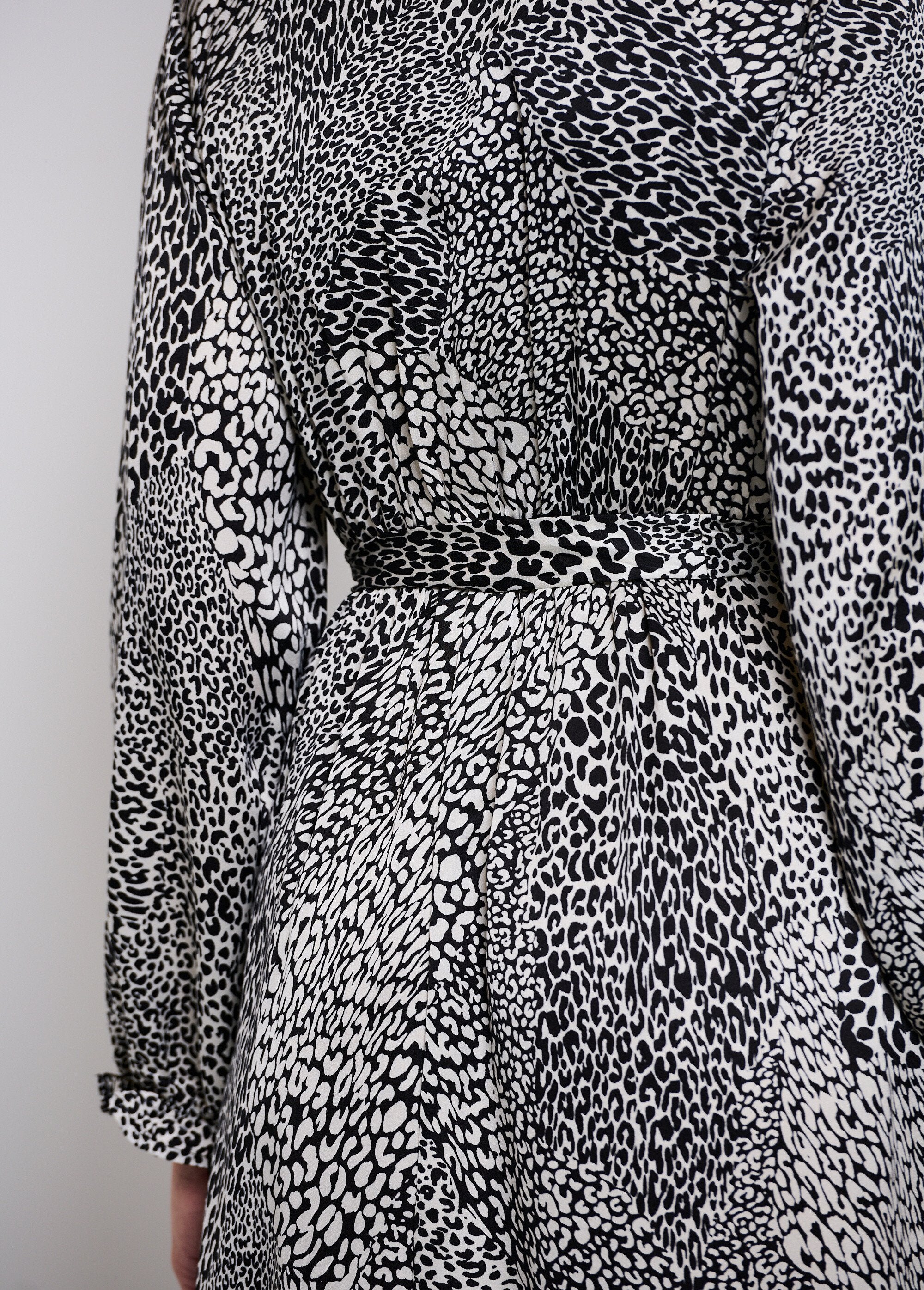 Long_satin_dress_with_animal_print_Black_and_white_DE2_slim