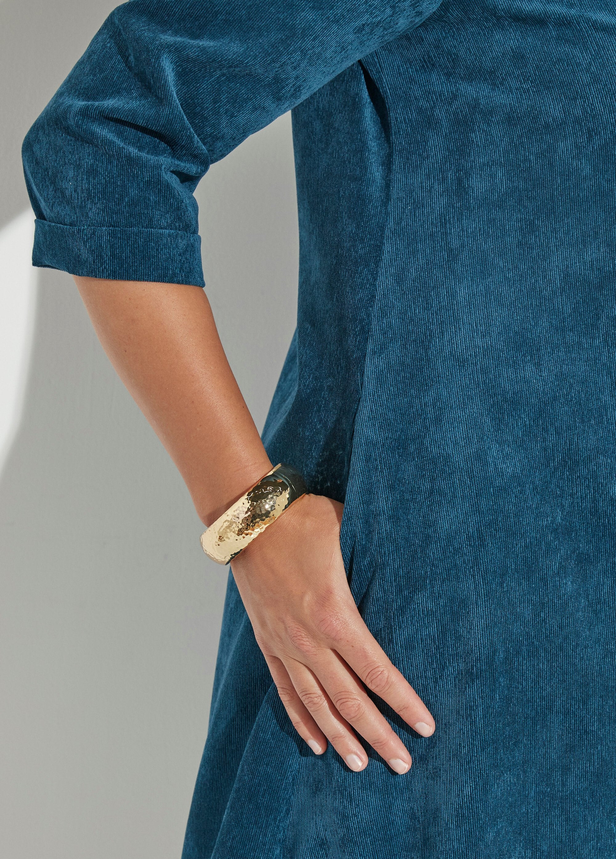 V-neck_trapeze_dress_in_milleraies_velvet_Emerald_DE2_curvy