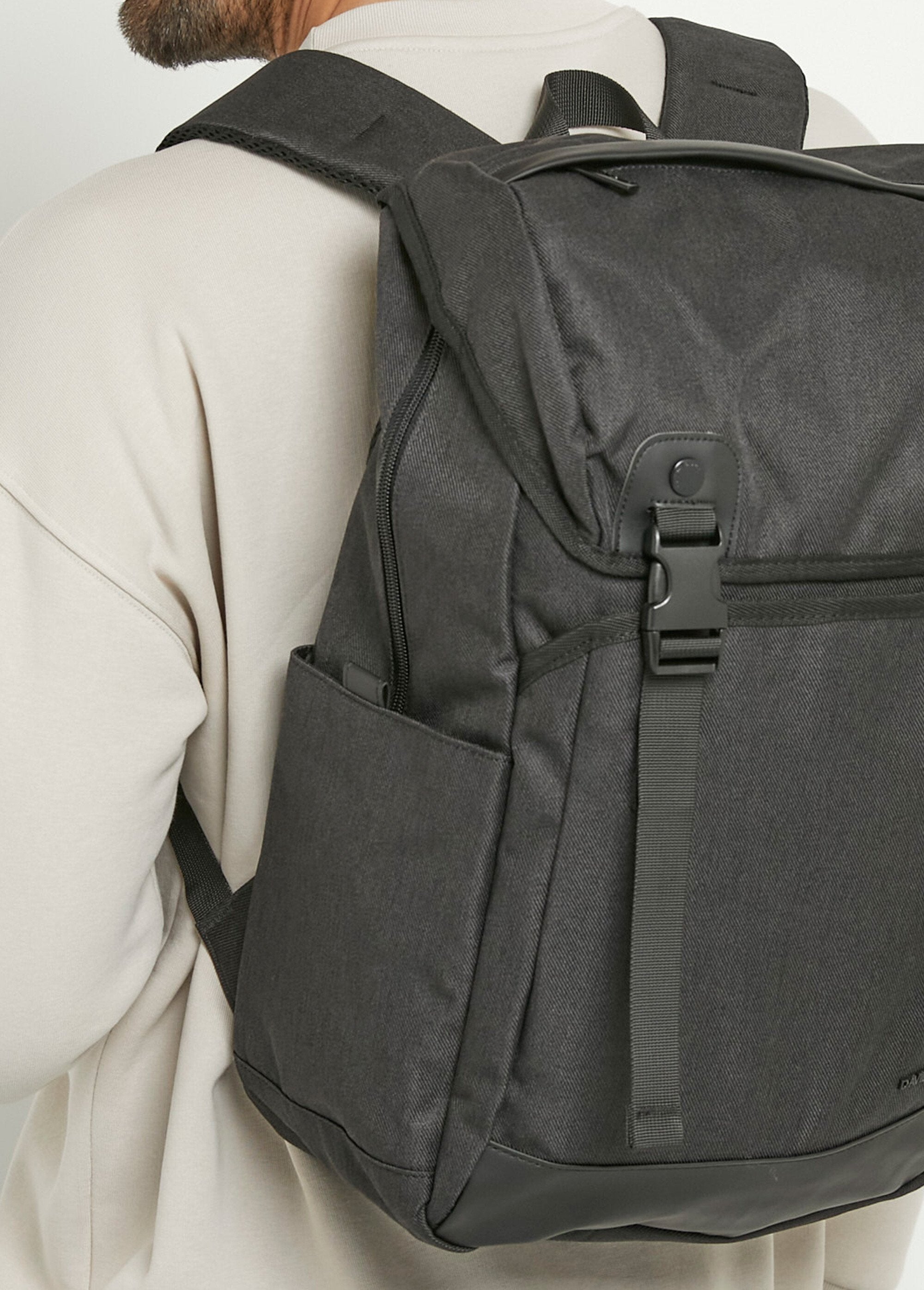 Multi-pocket_urban_backpack_Black_DE2_slim