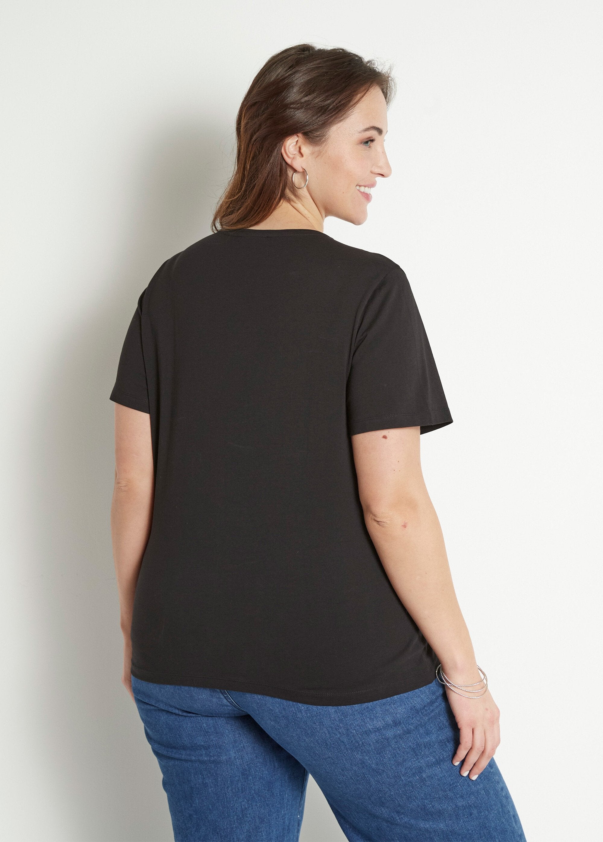 Short-sleeved_embroidered_cropped_t-shirt_Black_DO1_curvy