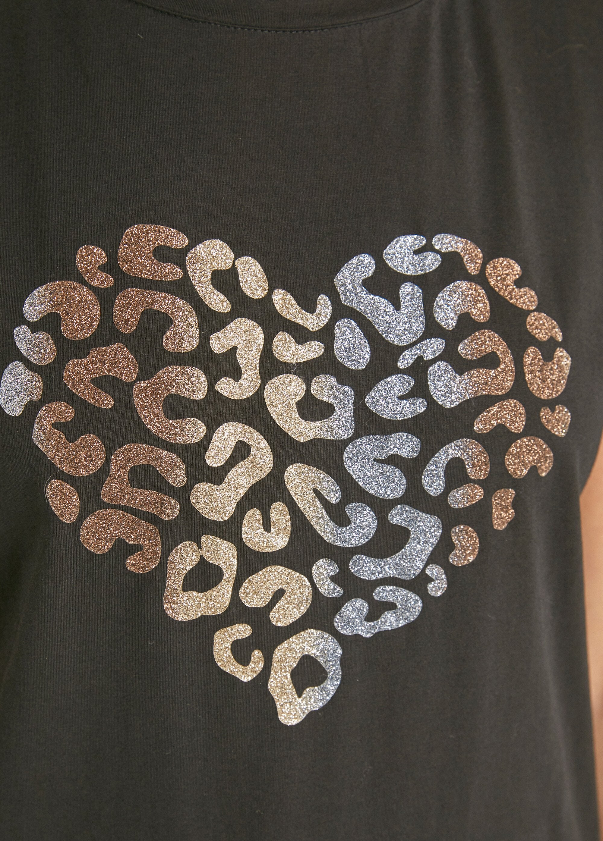 Metallic_heart_pattern_short-sleeved_T-shirt_Black_DE2_slim