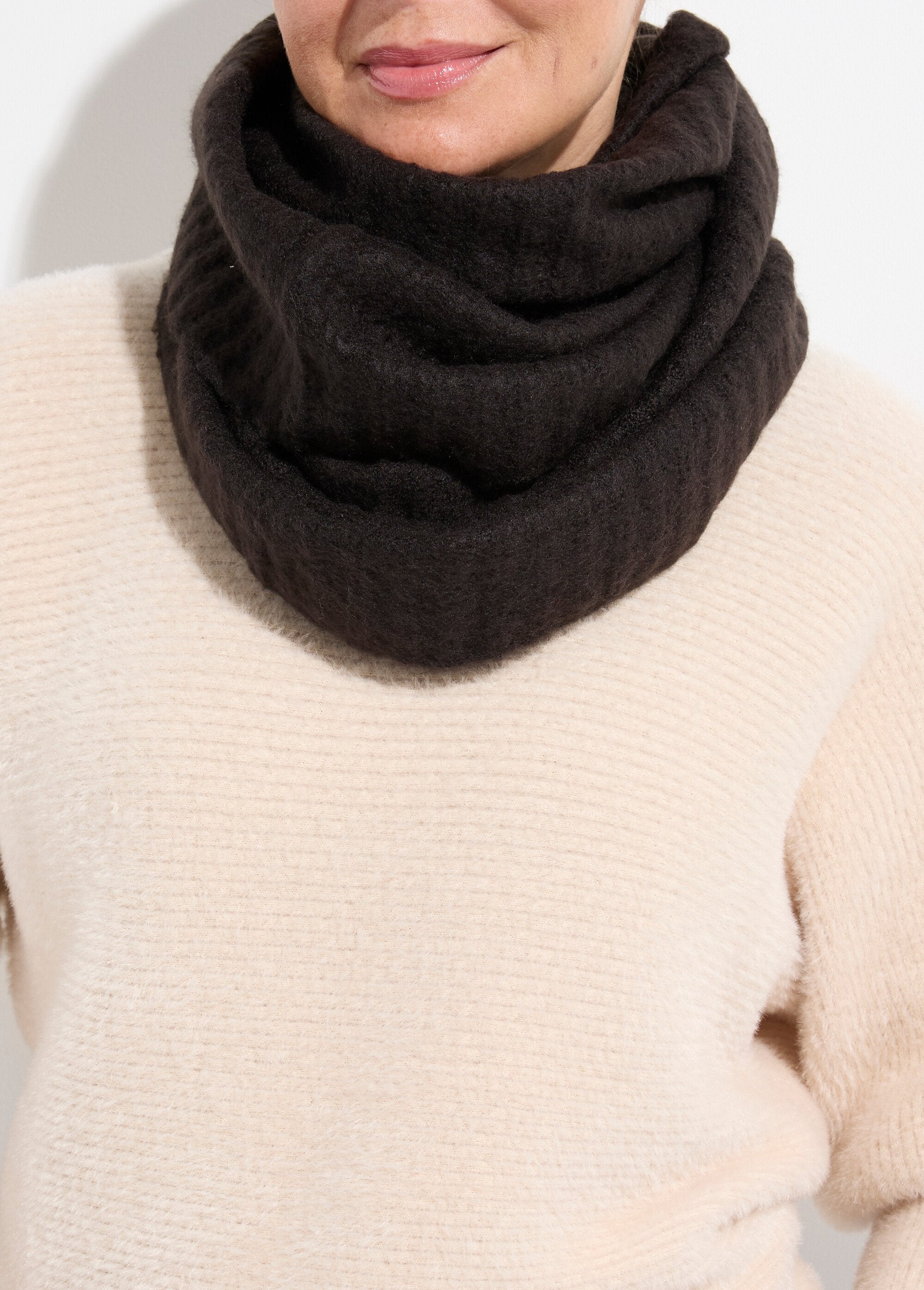Snood_neck_warmer_in_fluffy_knit_Black_DE1_slim