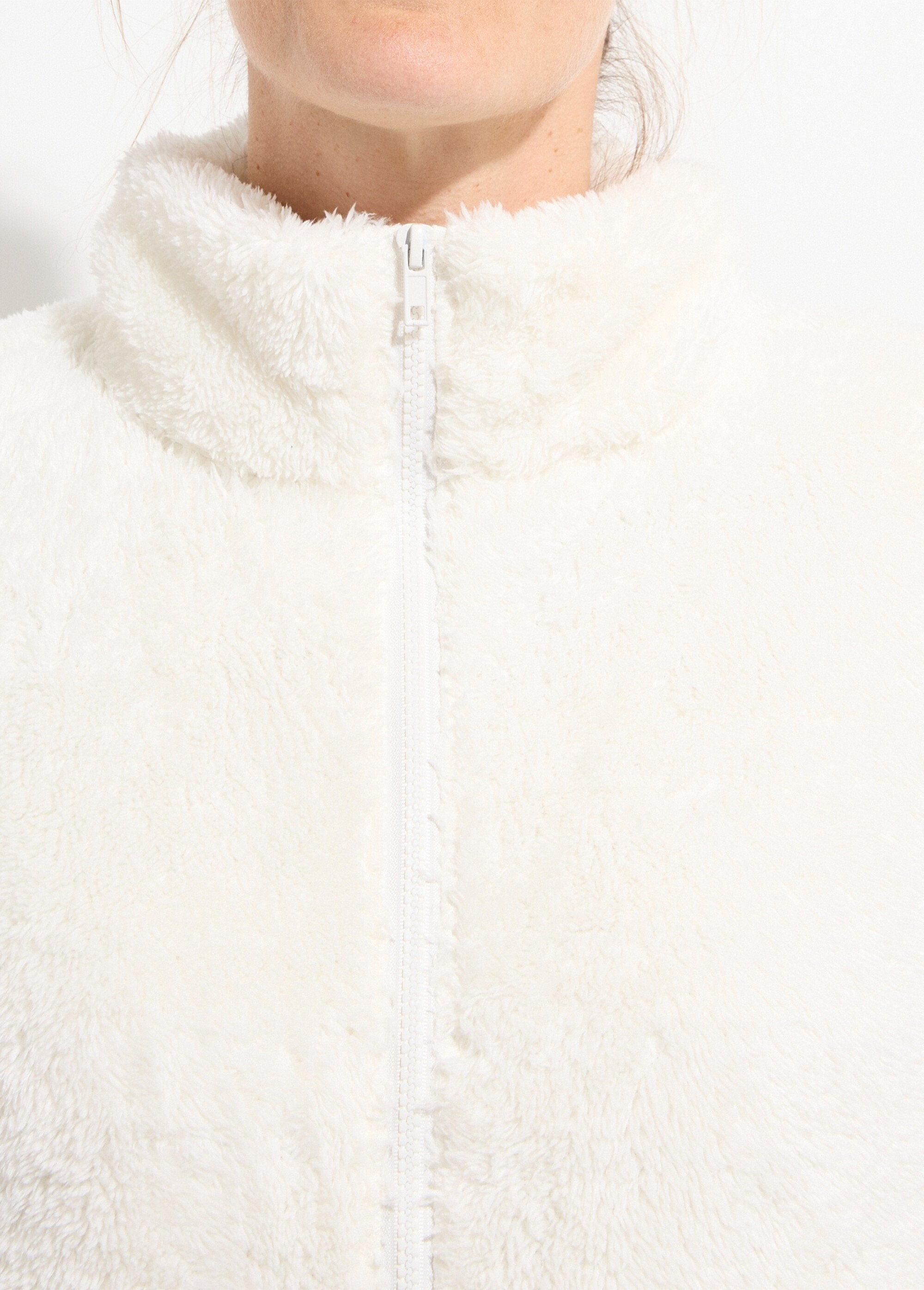 Sleeveless_faux_fur_jacket_with_stand-up_collar_Ecru_DE1_slim