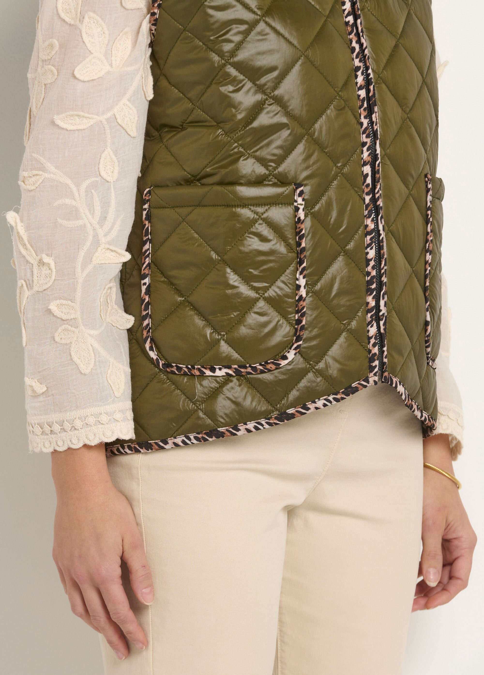 Sleeveless_quilted_jacket_with_hood_Khaki_DE2_slim