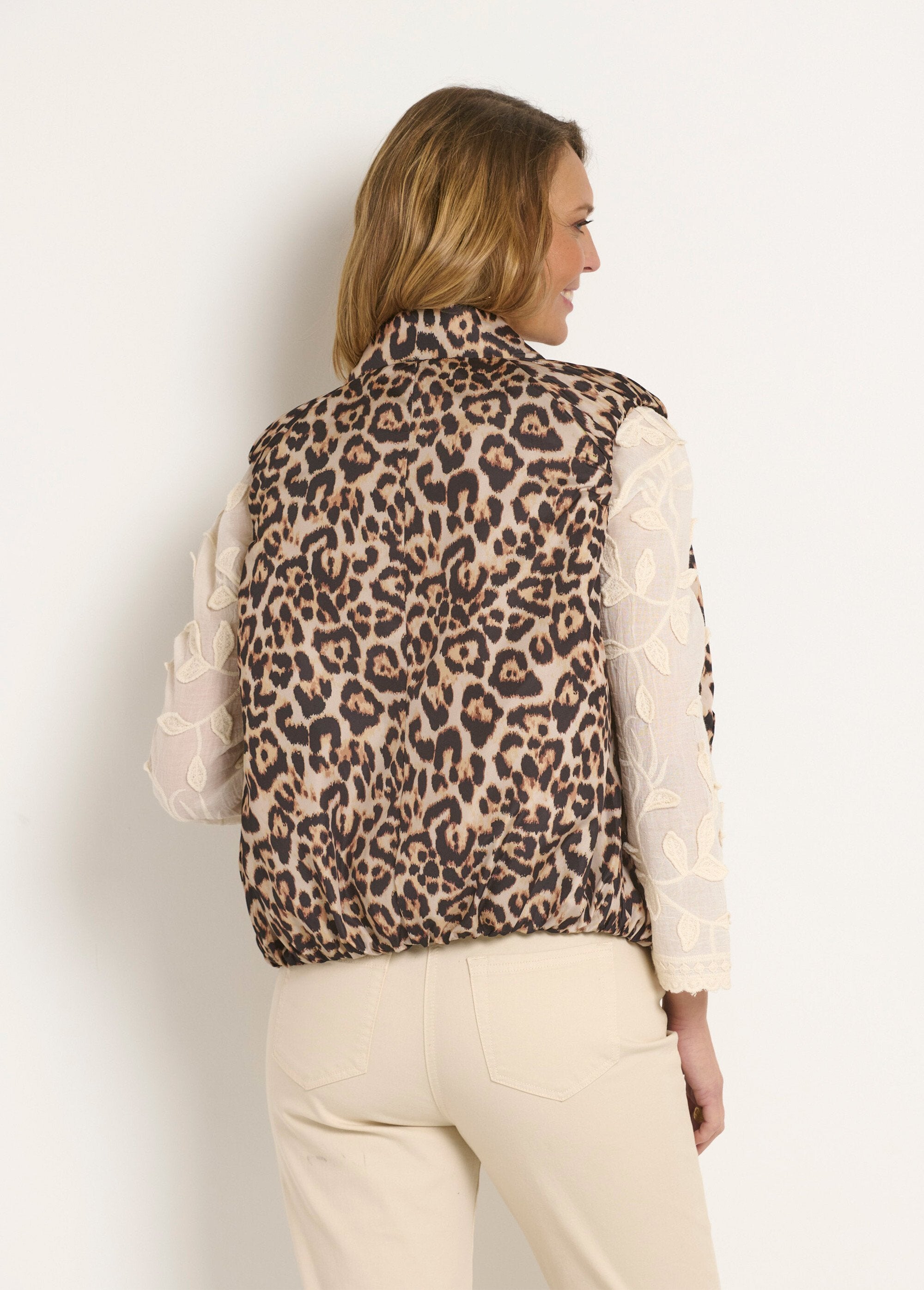 Sleeveless_satin_quilted_leopard_jacket_Leopard_DO1_slim