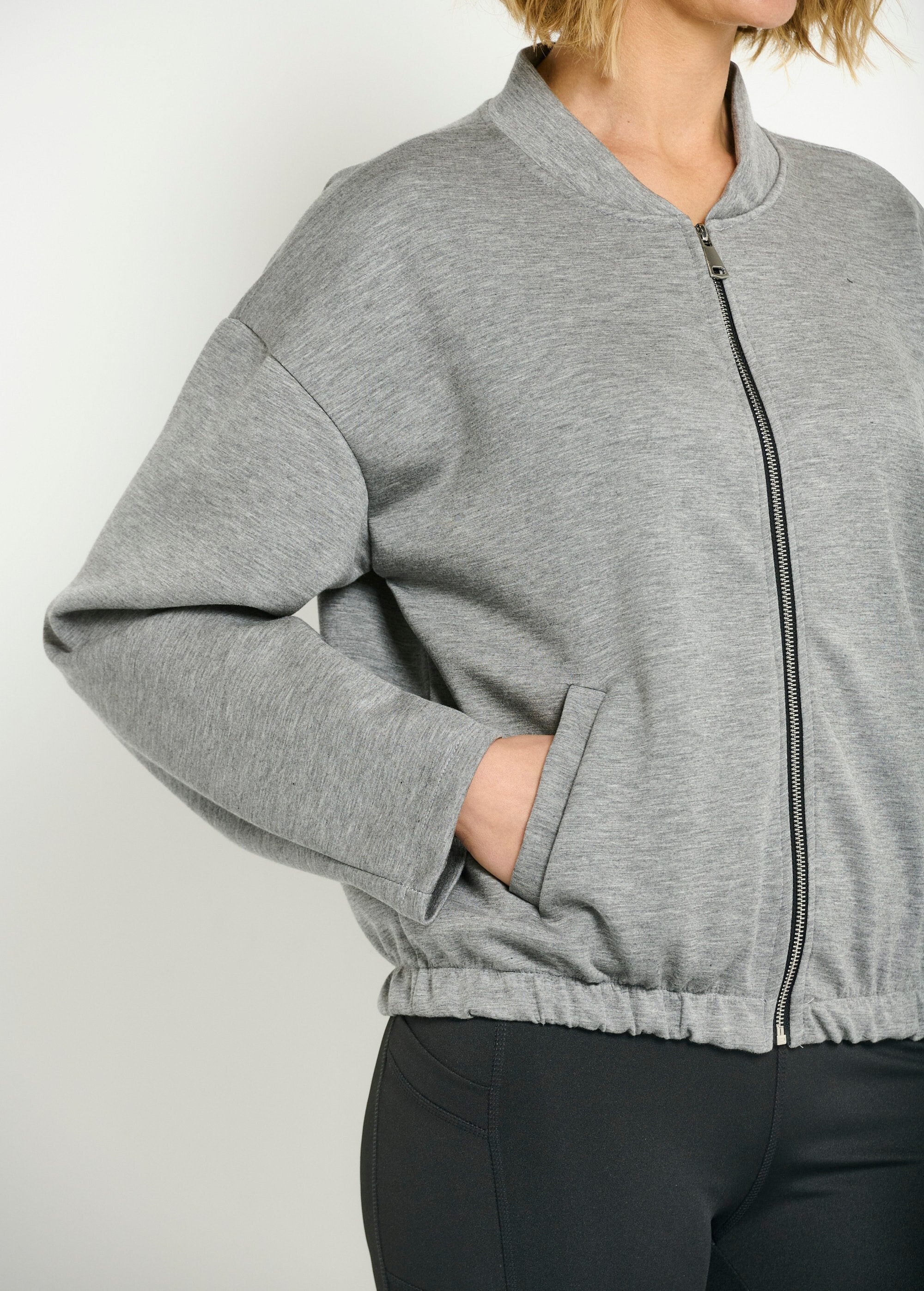 Comfortable_teddy-style_zip-up_jacket_Gray_DE2_slim