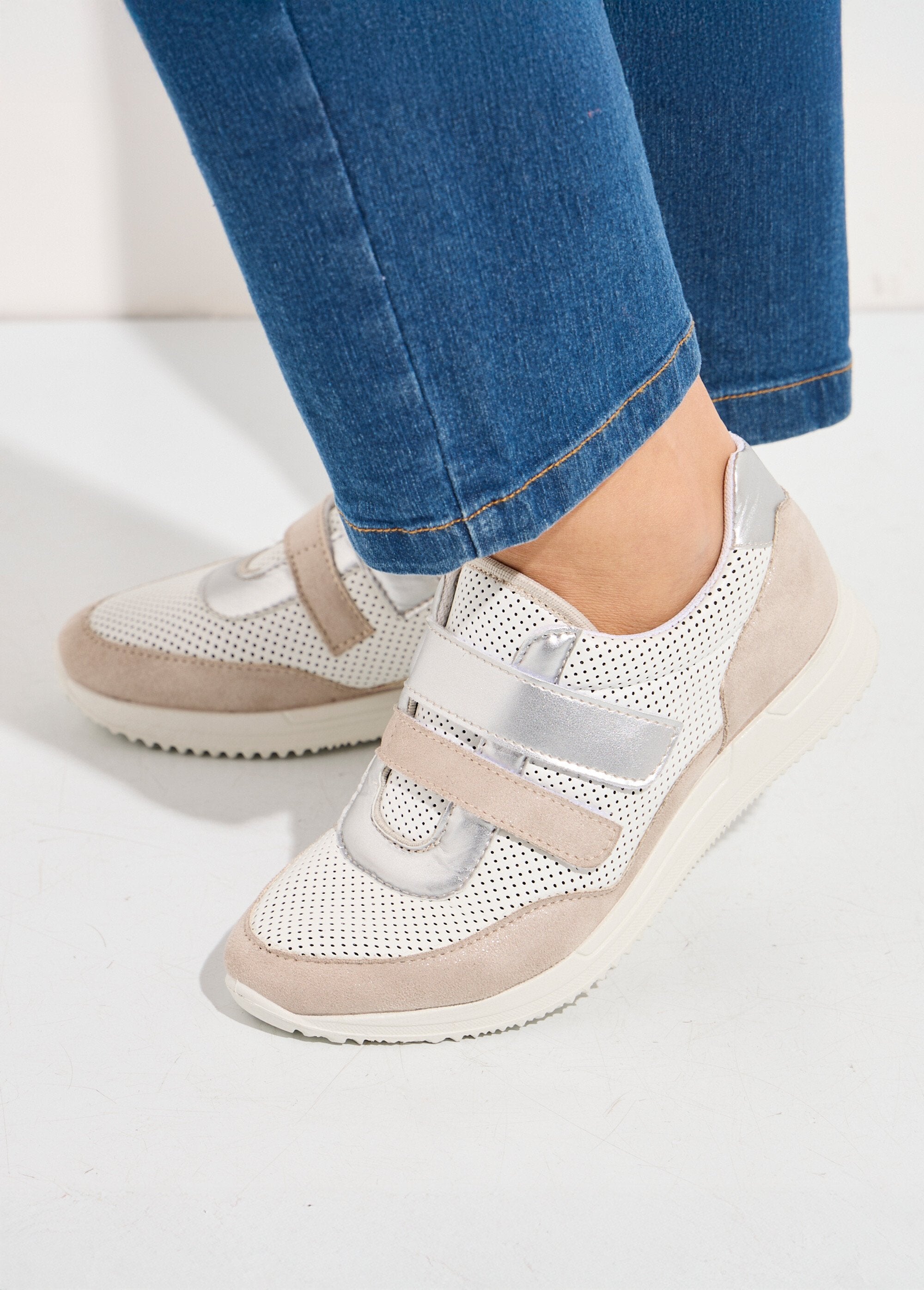 Soft,_wide,_comfortable-width_Velcro_sneakers_White_SF1_slim