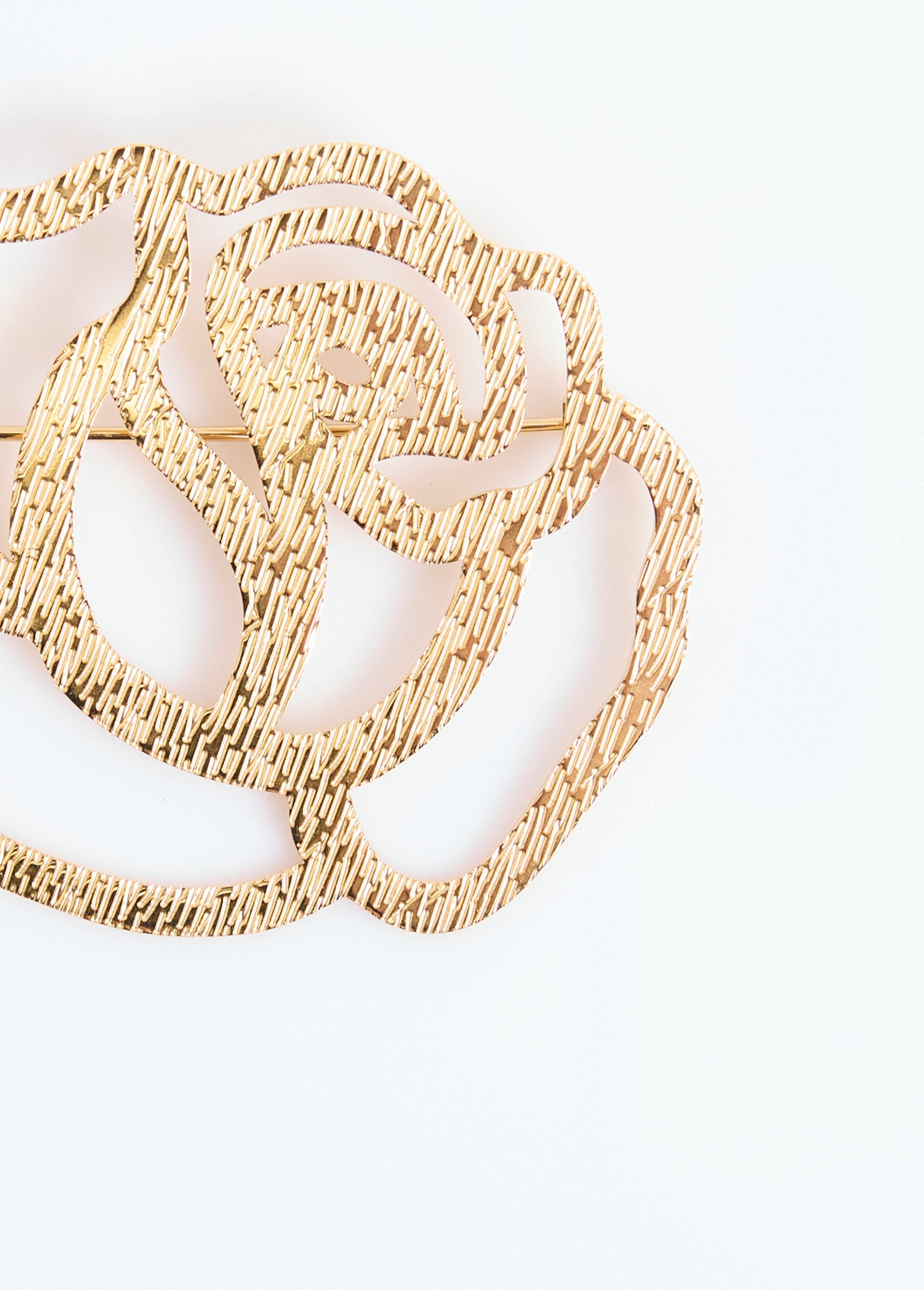 Broche_métallisée_en_forme_de_fleur_Dore_DE1_slim