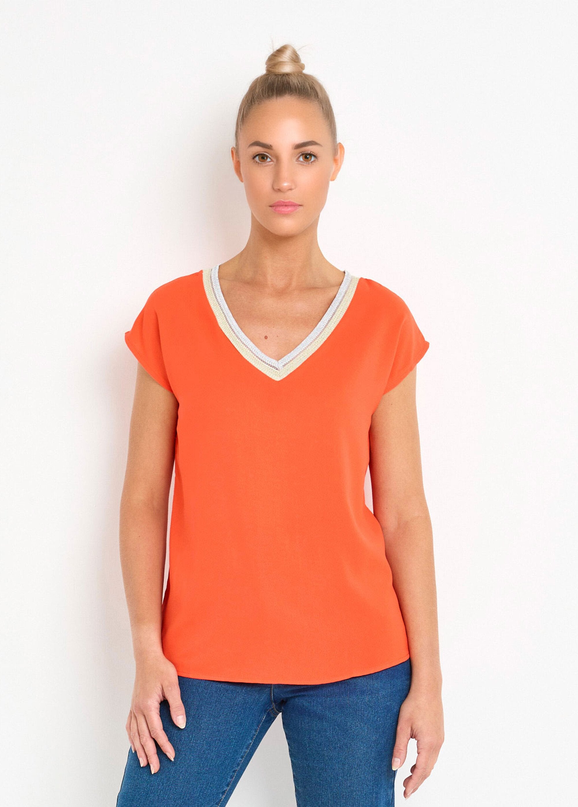 Sleeveless_flowing_blouse_with_V-neck_braid_Poppy_FA1_slim