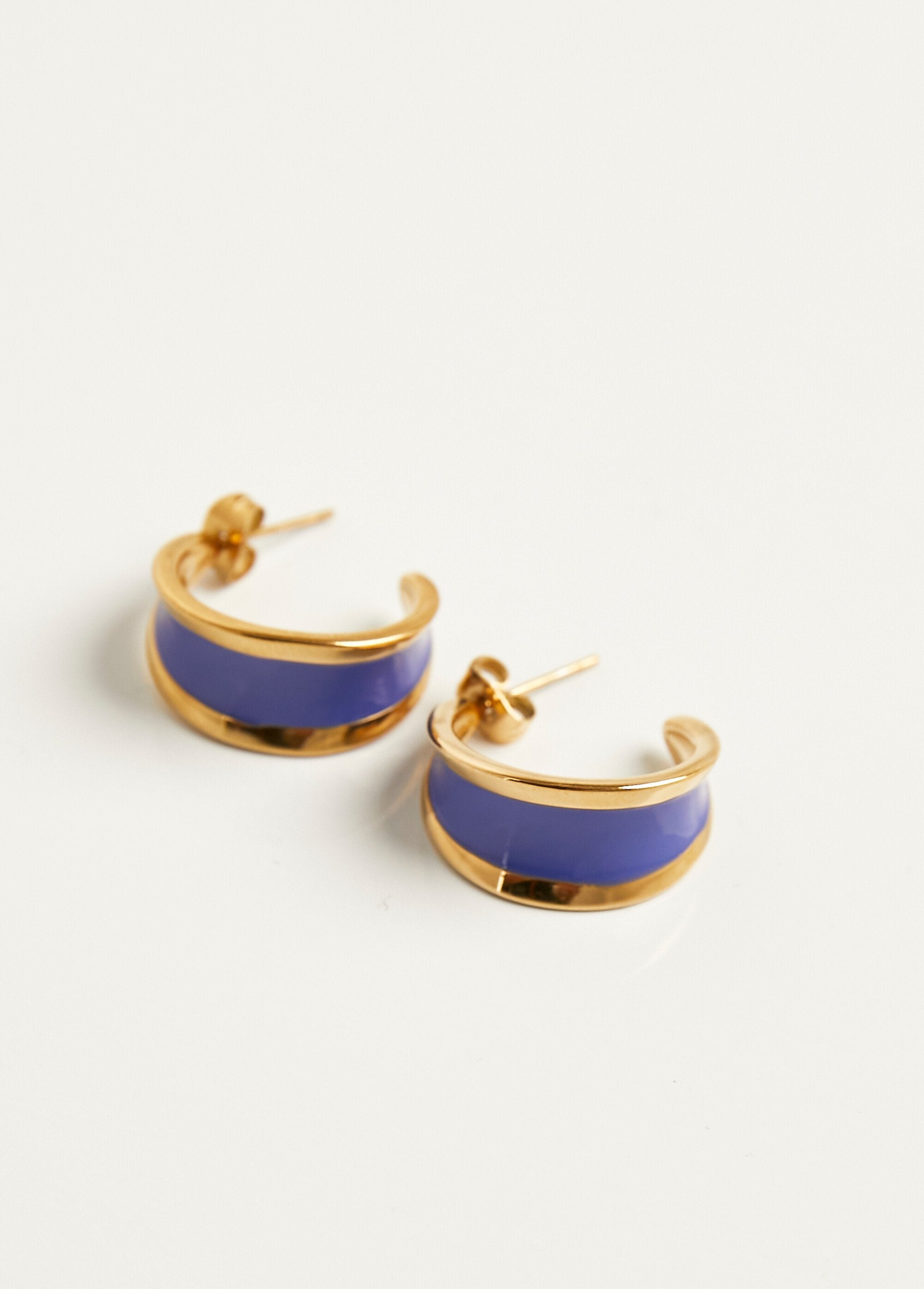 Enamel_and_steel_hoop_earrings_Gold_and_blue_DE1_slim