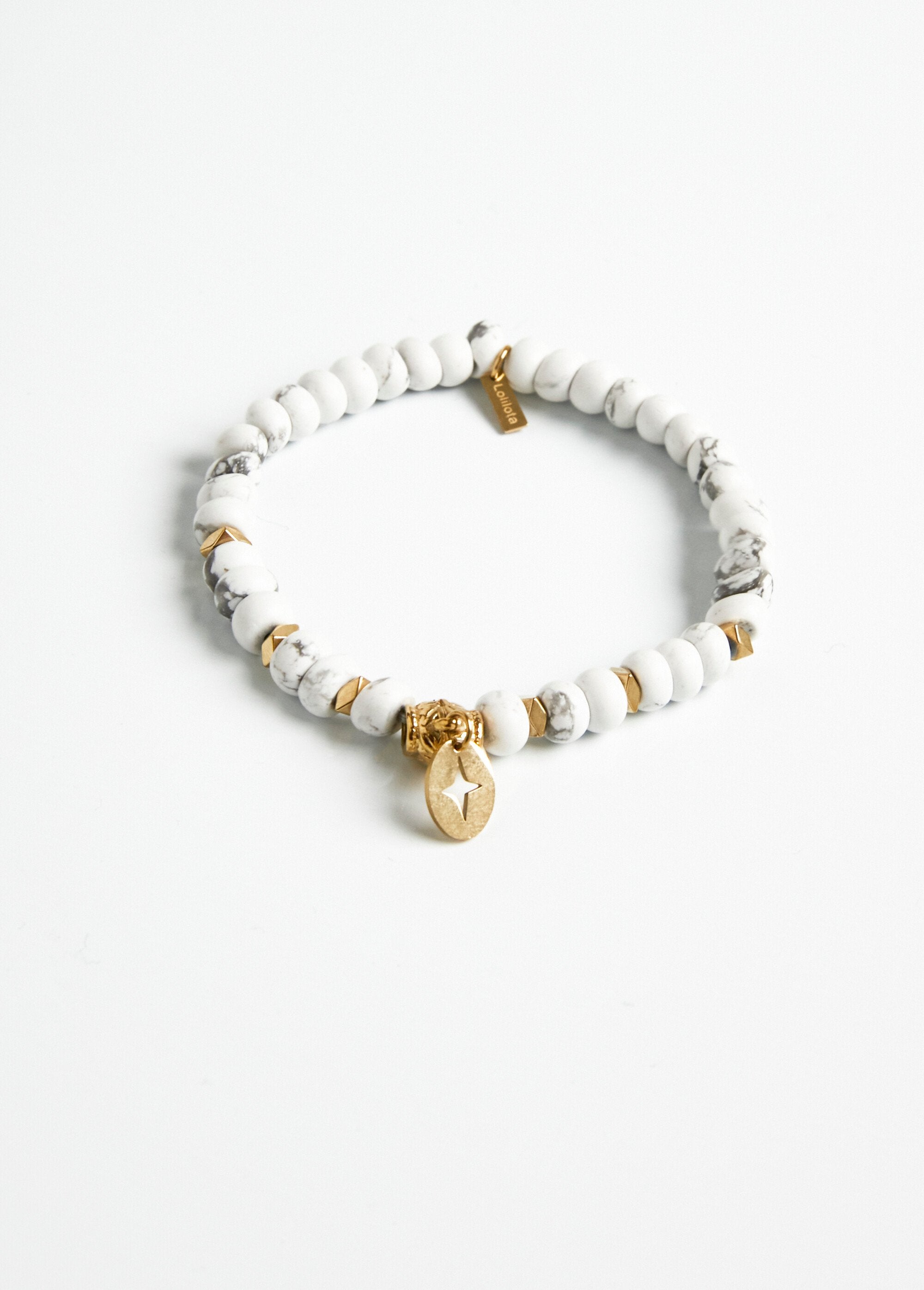 Beaded_bracelet._White_DE1_slim