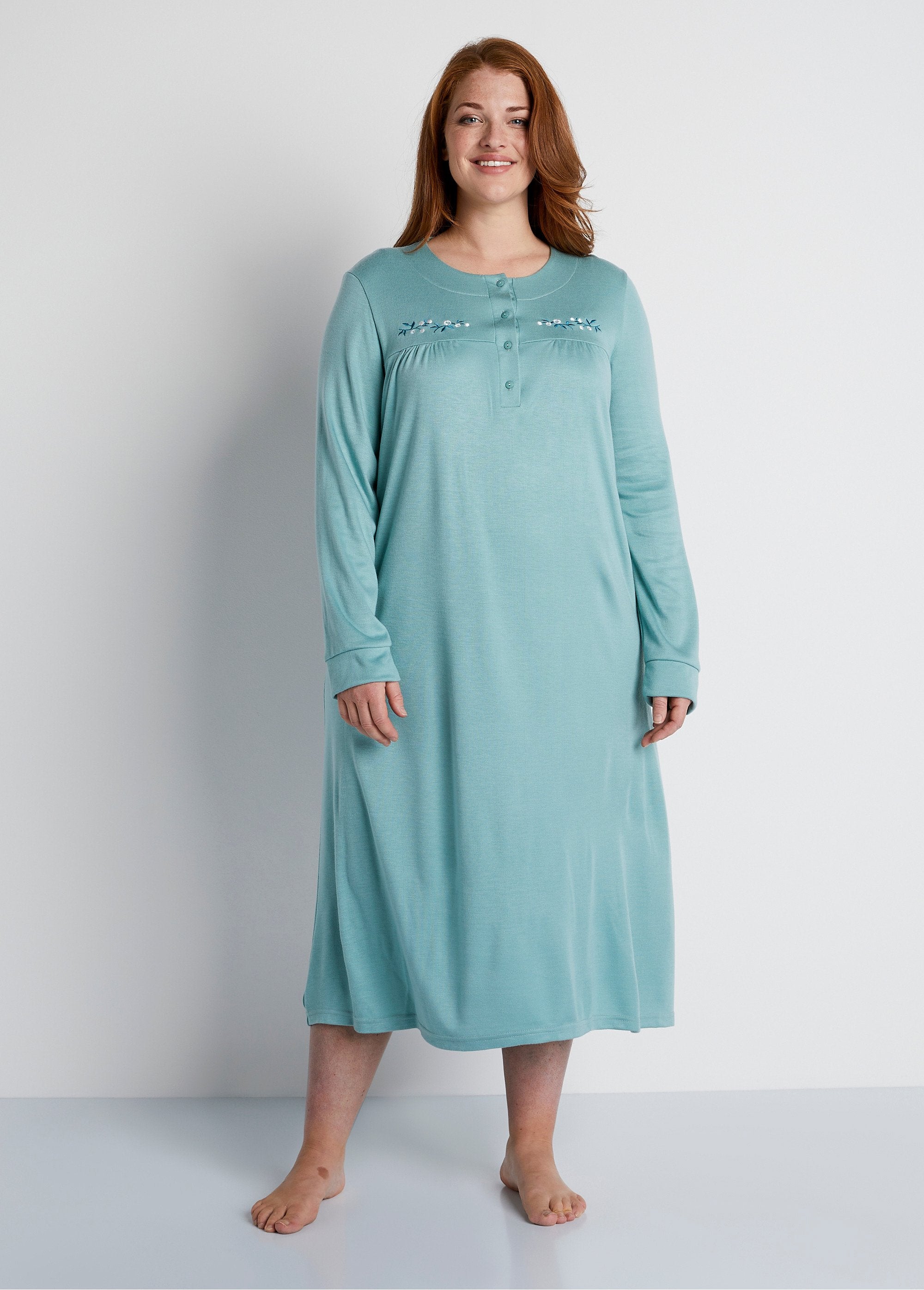 Courtelle®_embroidered_nightgown_Green_FA1_curvy