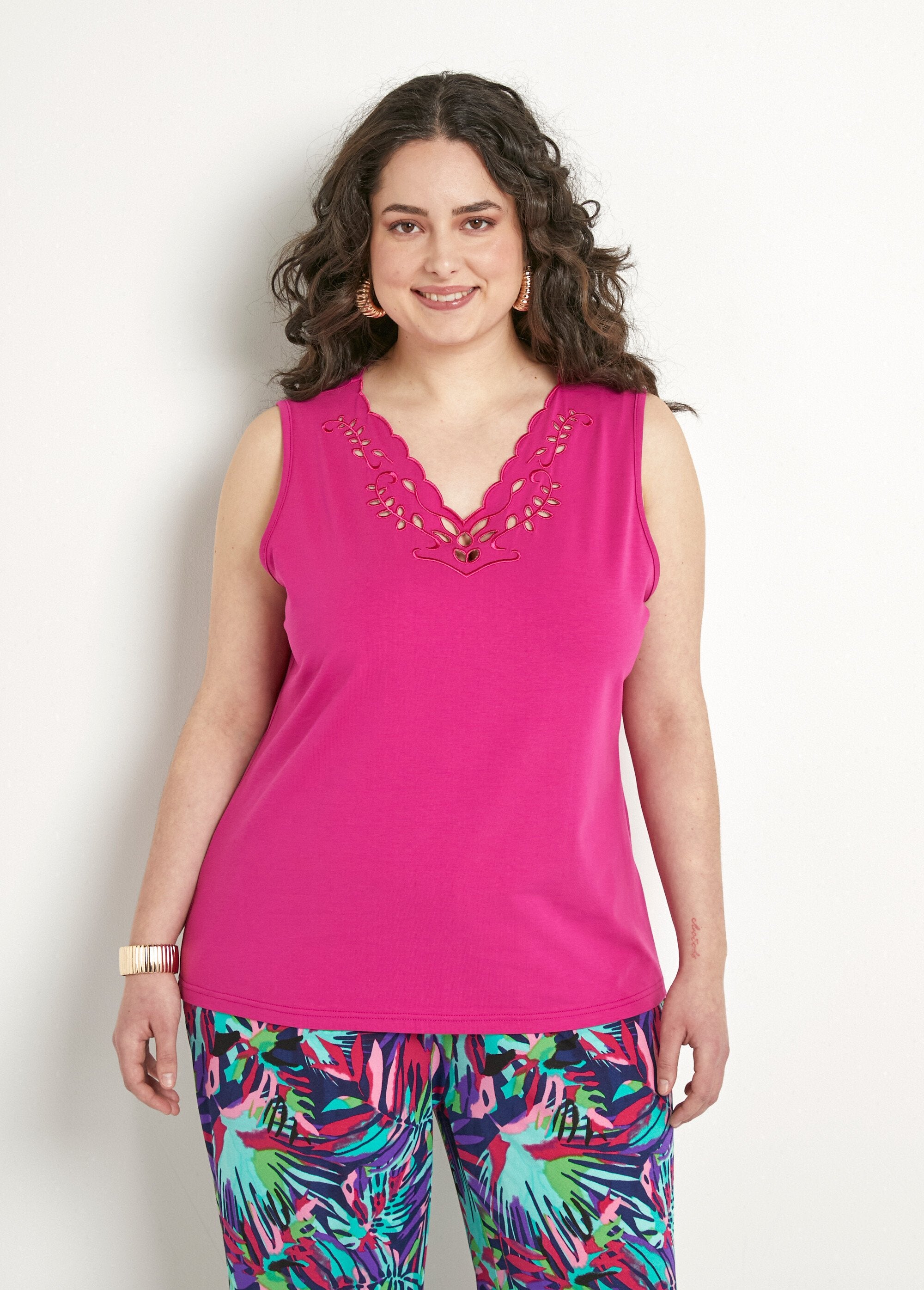 Embroidered_openwork_V-neck_tank_top_Parma_FA1_curvy