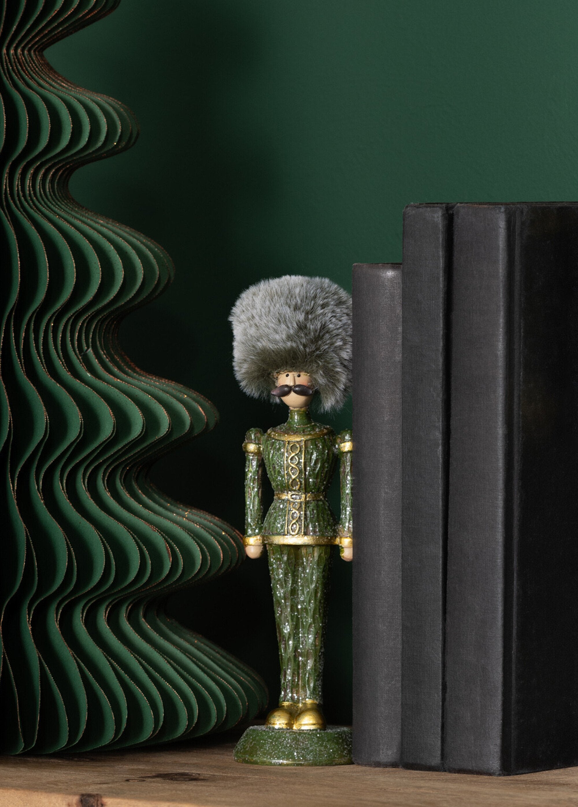 Painted_wooden_character_statuette_to_pose_Green_DE1_slim