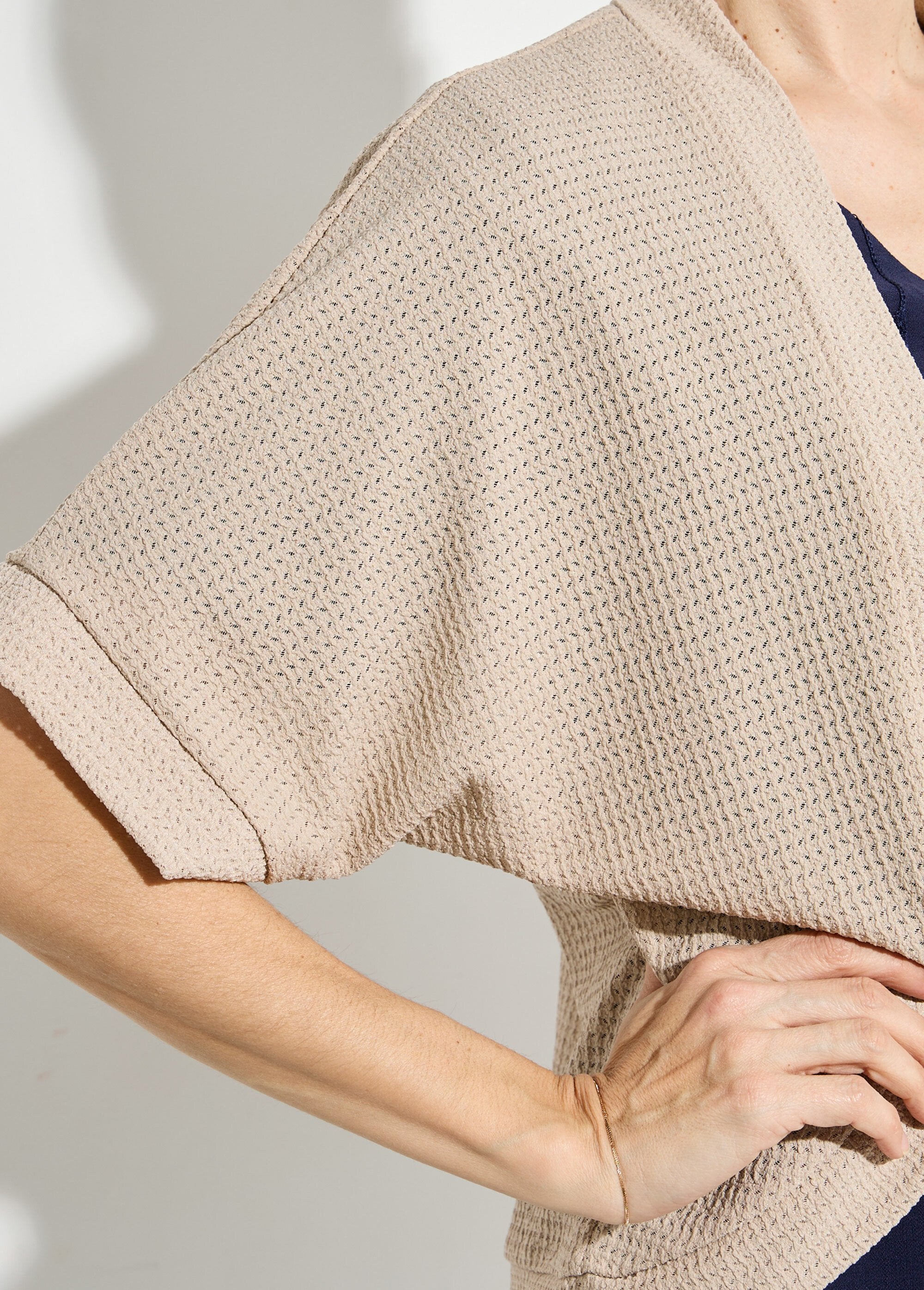 Waffle_knit_bolero_vest_Beige_DE1_slim