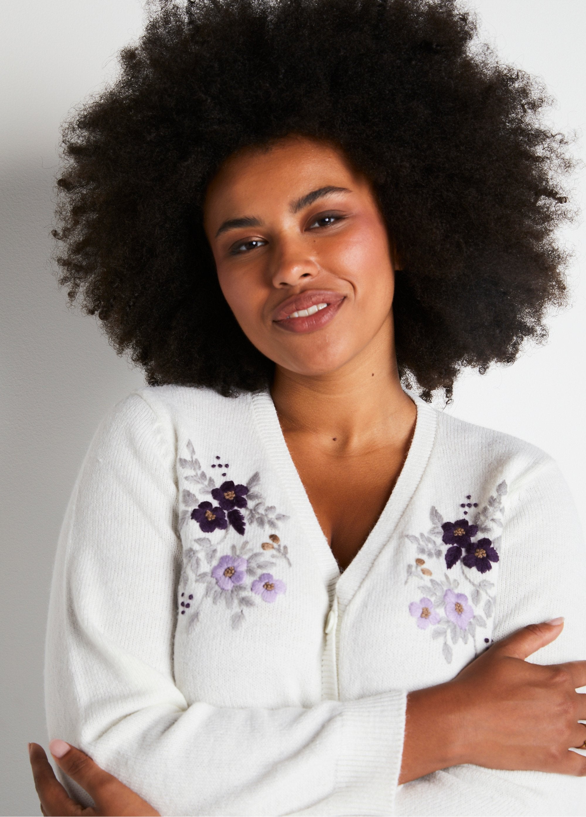 Soft_plain_V-neck_buttoned_short_embroidered_cardigan_Ecru_DE1_curvy