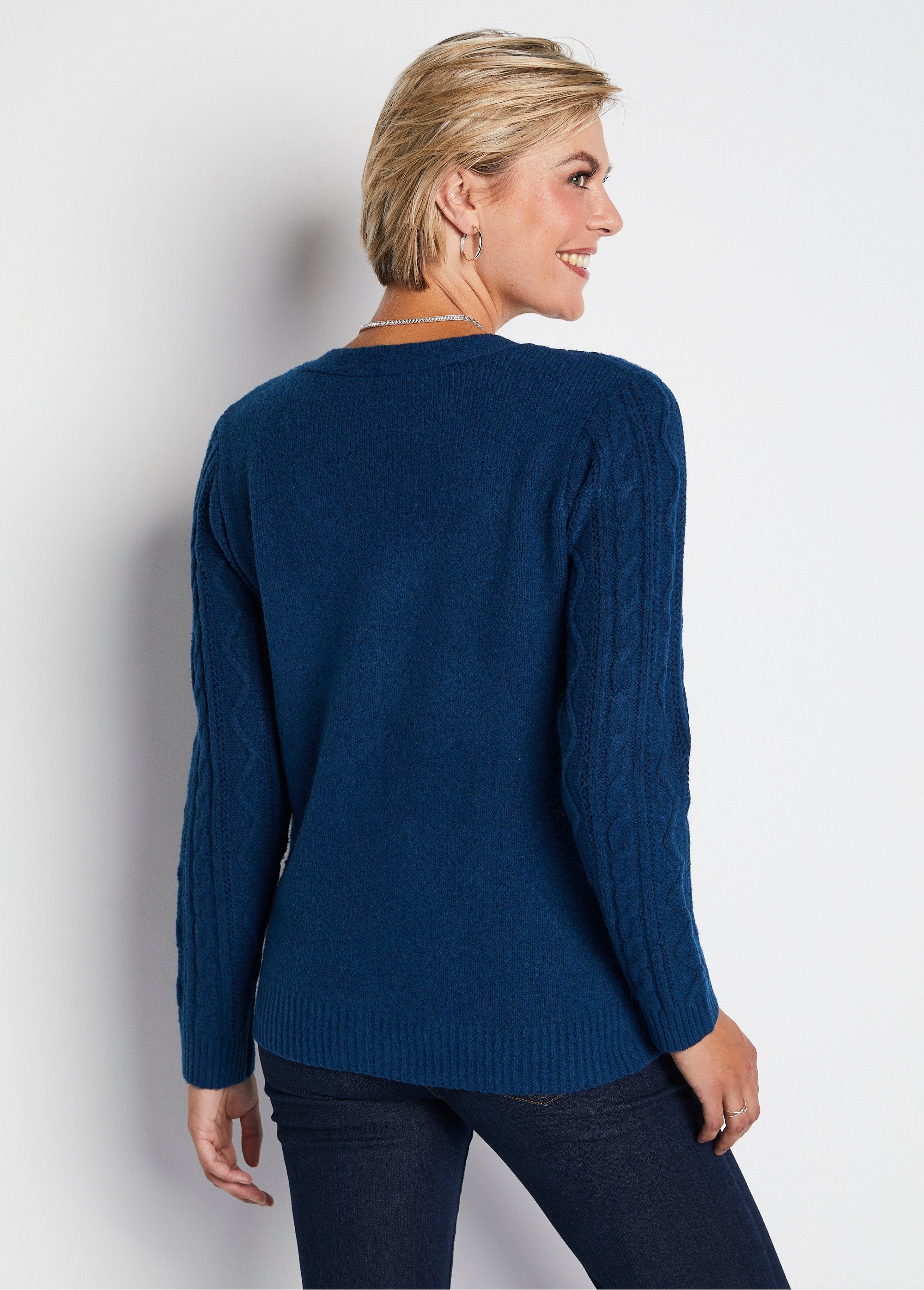 Short_buttoned_V-neck_cable_knit_cardigan_Duck_DO1_slim