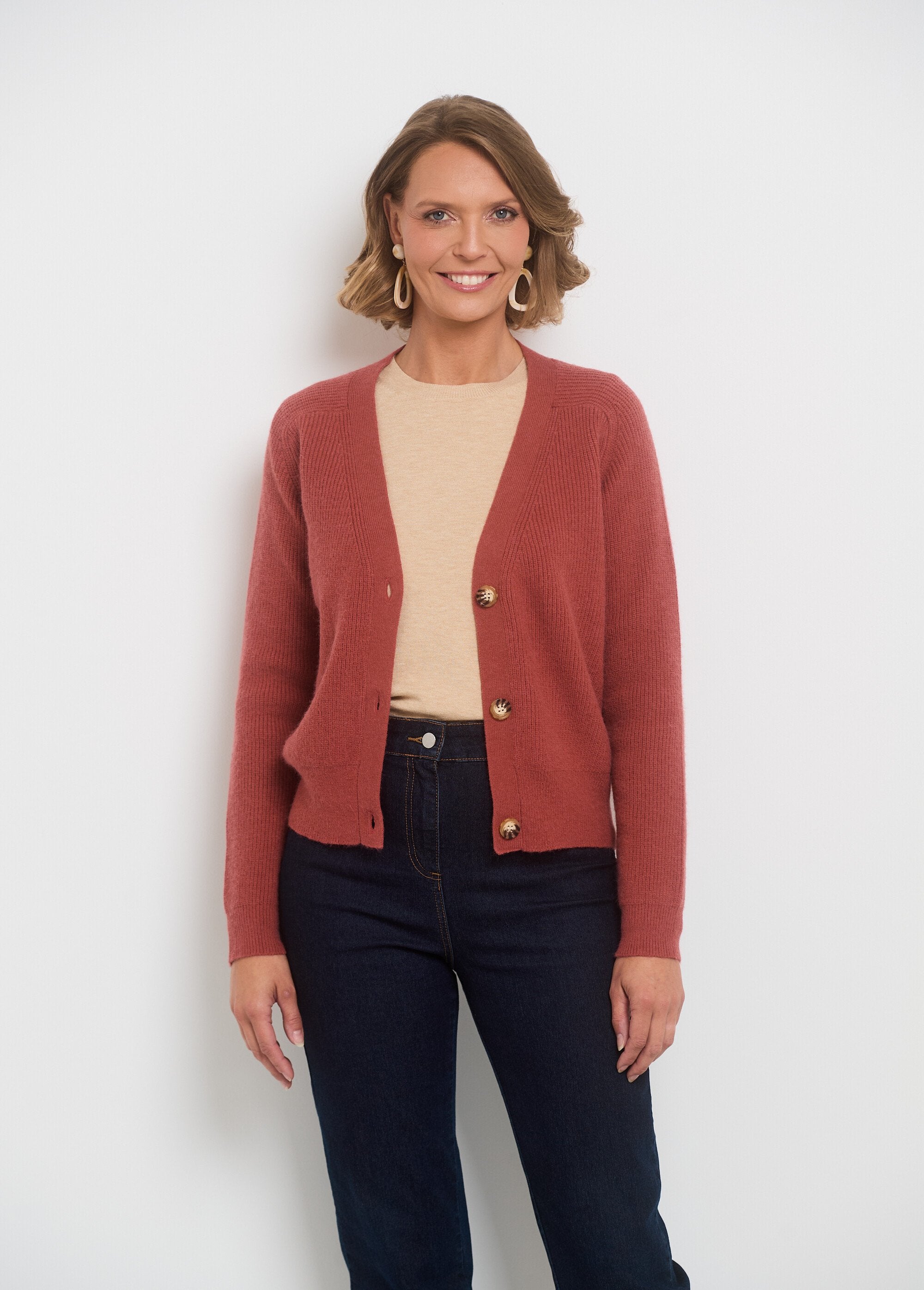 Short_V-neck_cardigan_with_contrasting_buttons_Terracotta_FA1_slim