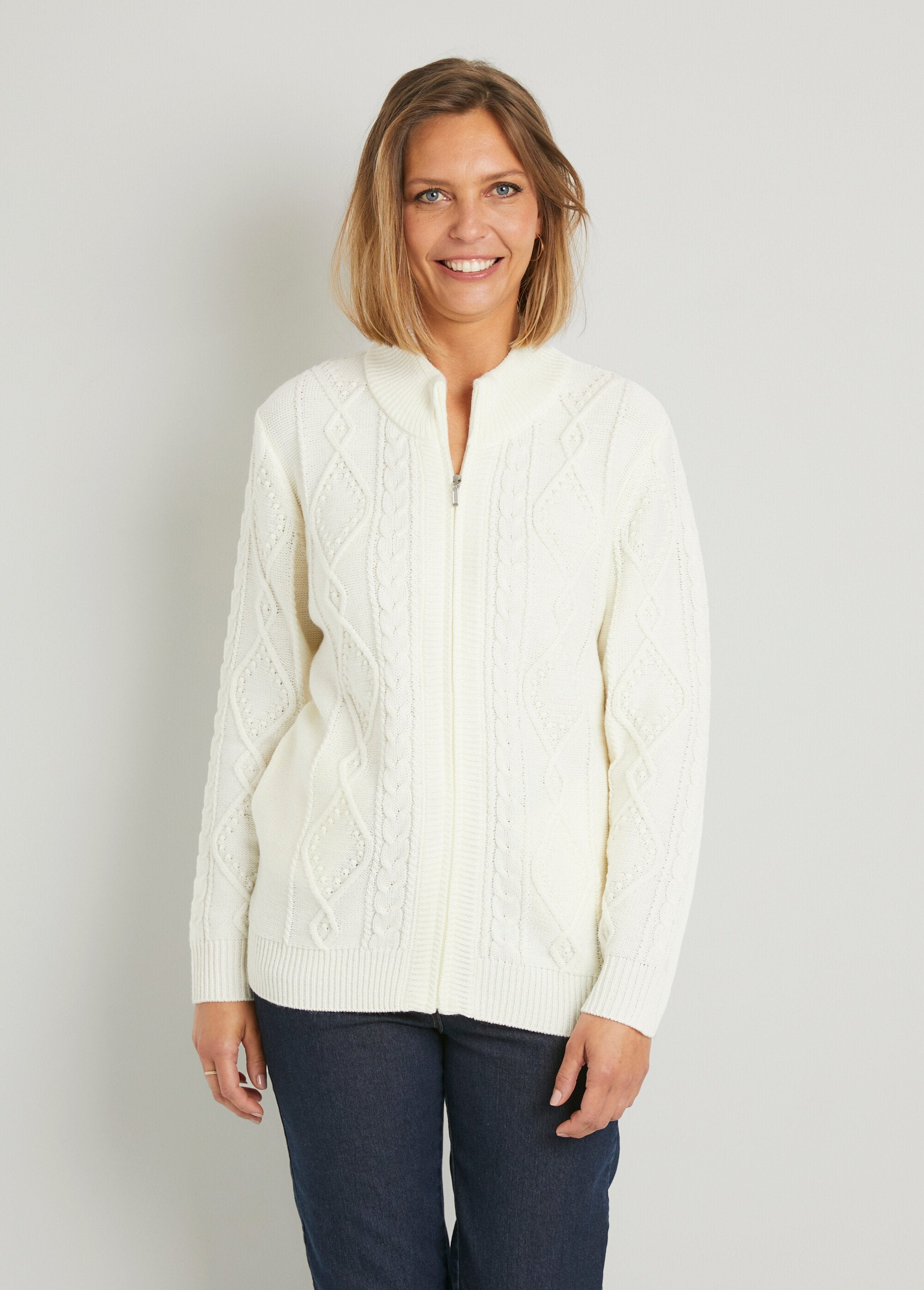 Warm_zipped_cardigan_with_cable_high_collar_Ecru_FA1_slim