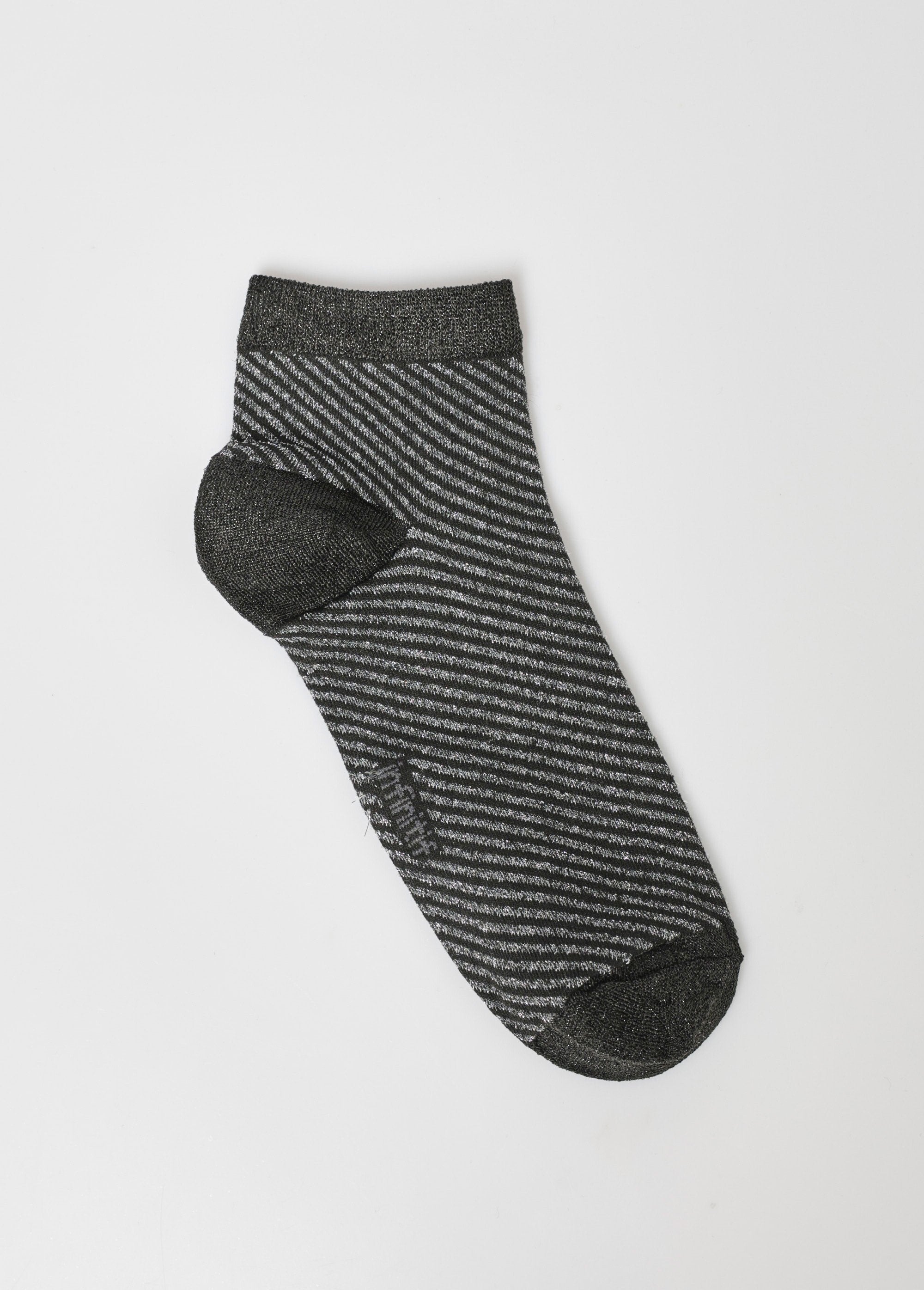 Paire_de_chaussettes,_motif_métallisé_Raye_gris_DE1_slim