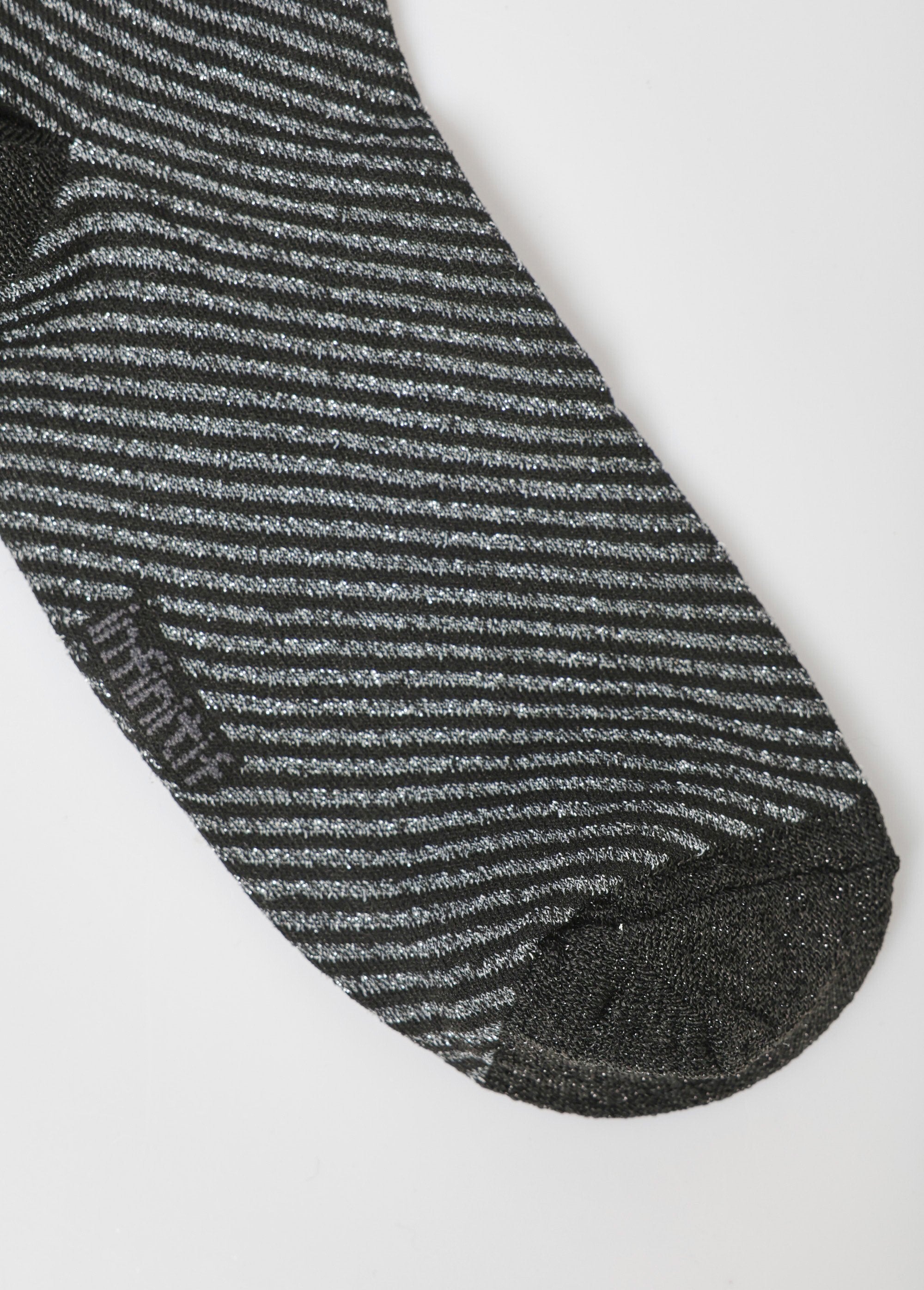 Paire_de_chaussettes,_motif_métallisé_Raye_gris_DE2_slim