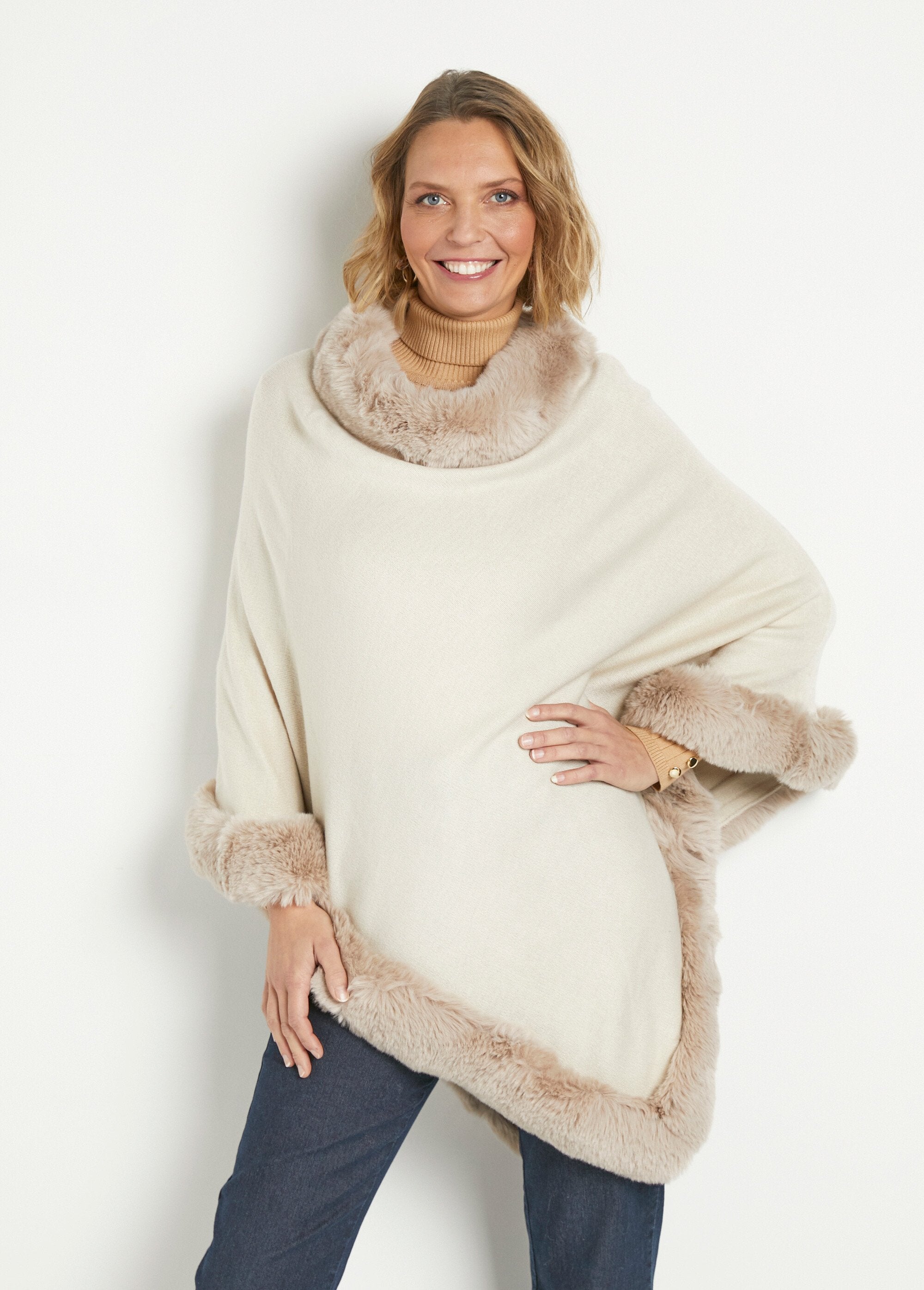 Knitted_poncho_with_fur_edge_Beige_FA1_slim