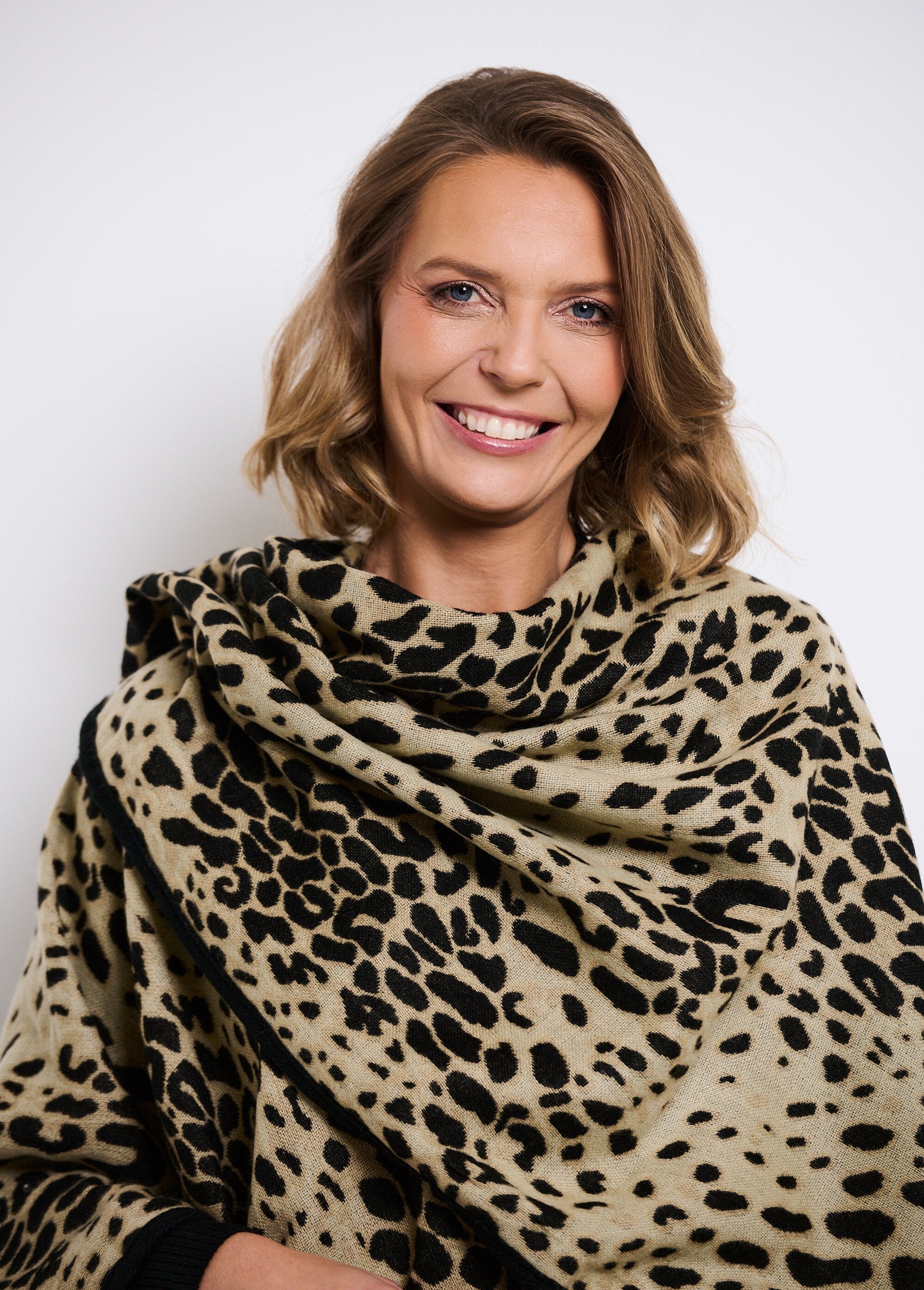 Leopard_print_poncho_with_matching_bias_Leopard_DE1_slim