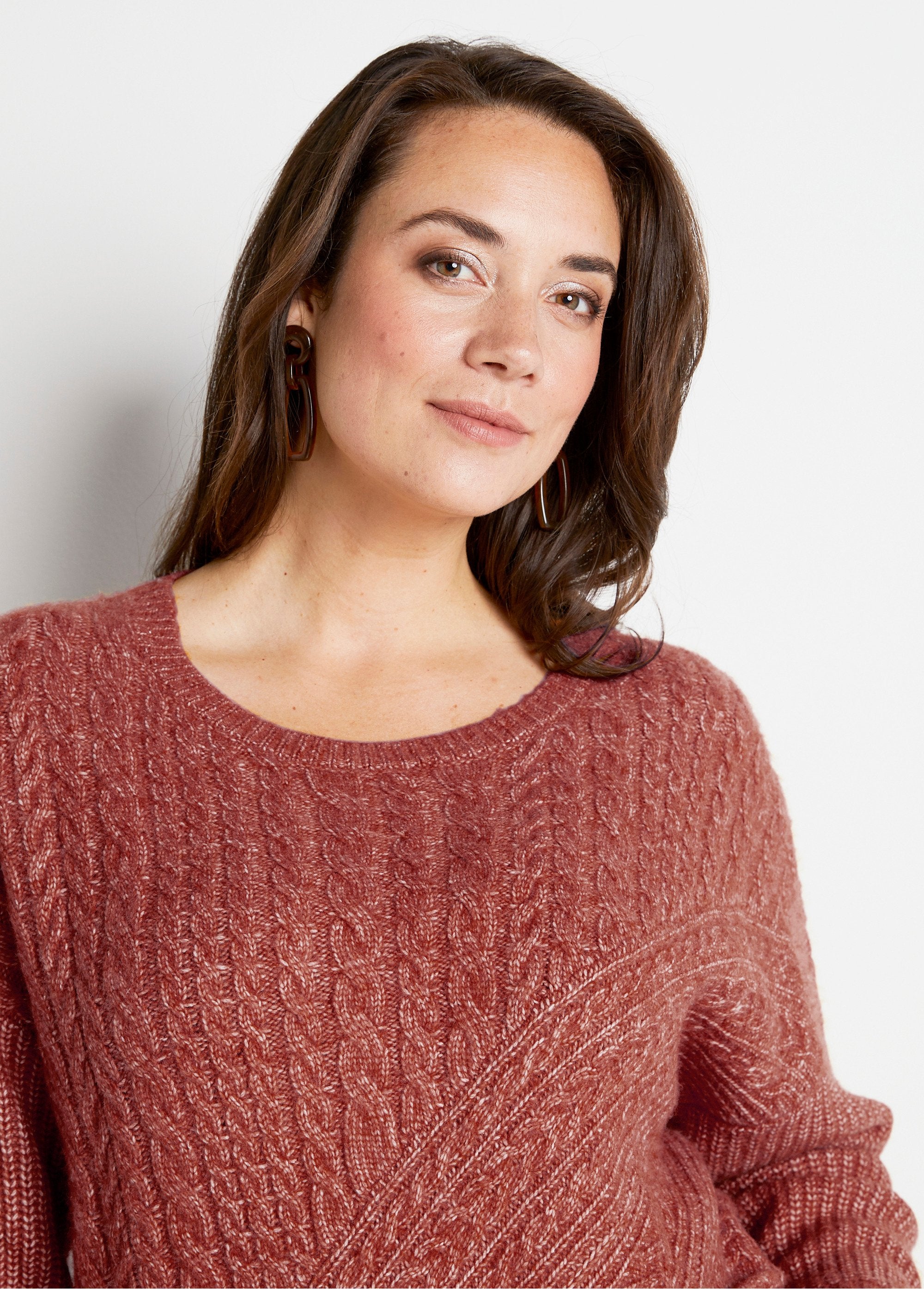 Round_neck_twisted_beaded_heather_knit_sweater_Tomette_DE1_curvy