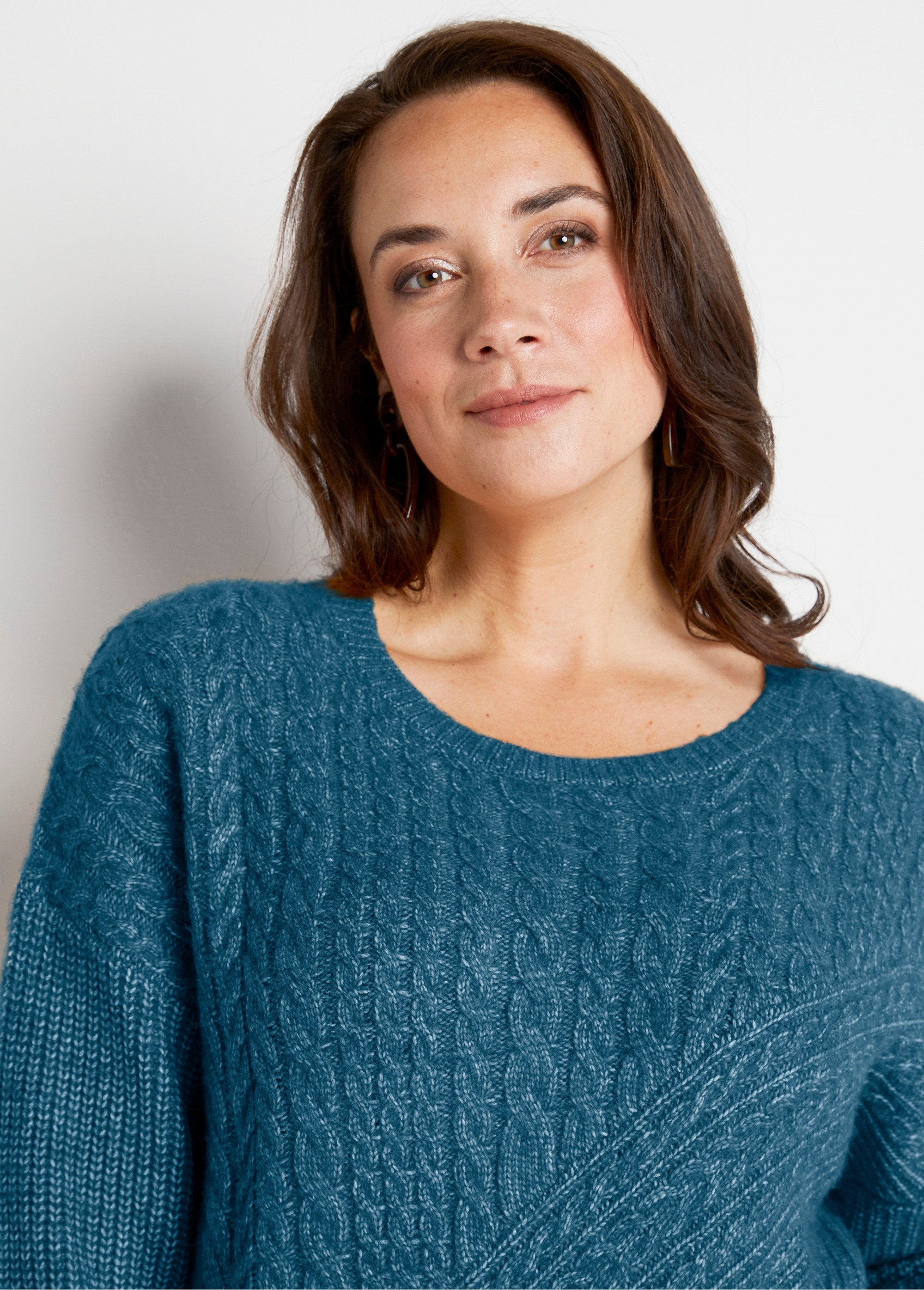 Round_neck_twisted_beaded_heather_knit_sweater_Duck_DE2_curvy