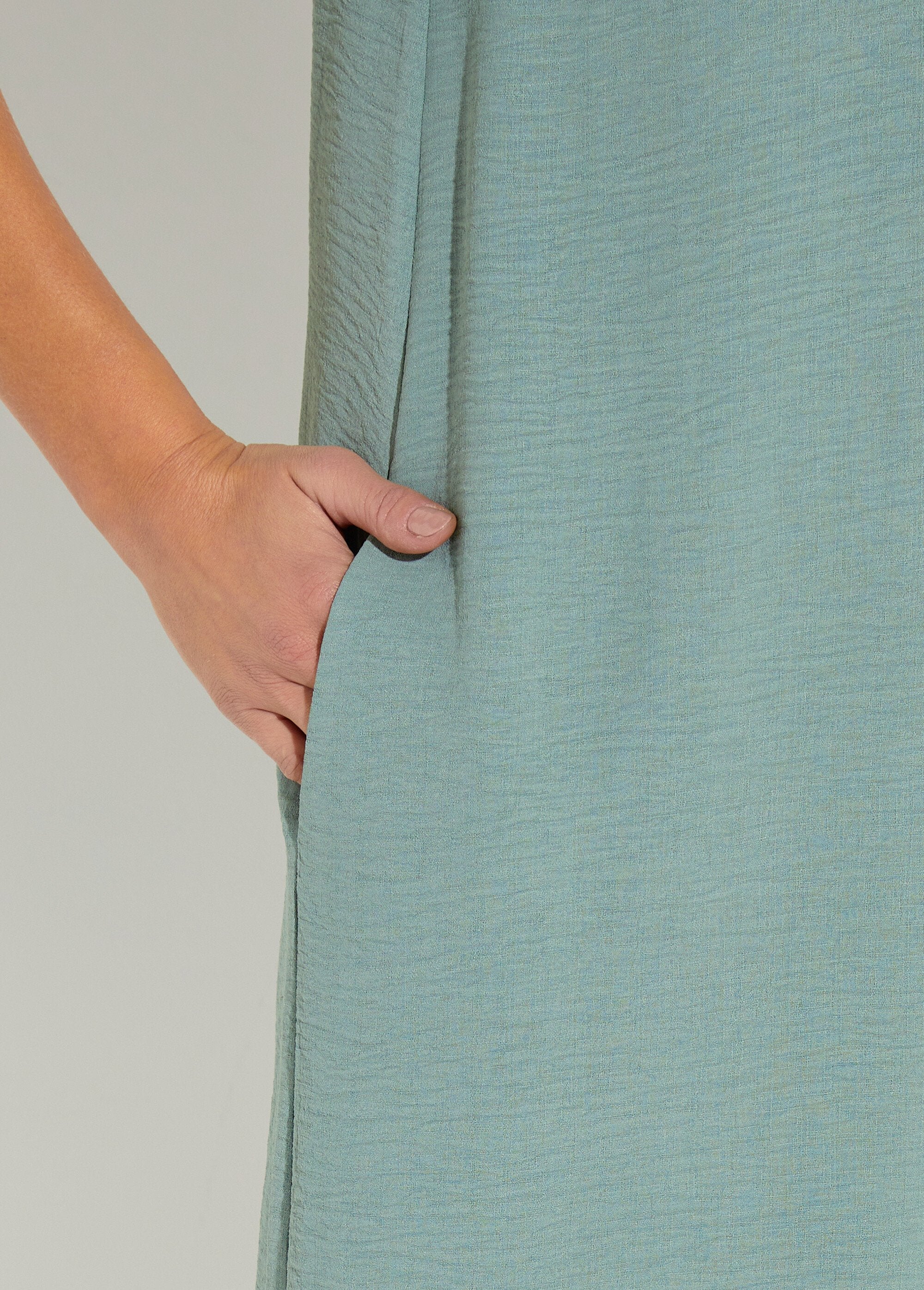 Robe_droite_courte_col_V_festonné_Vert_sauge_DE3_slim