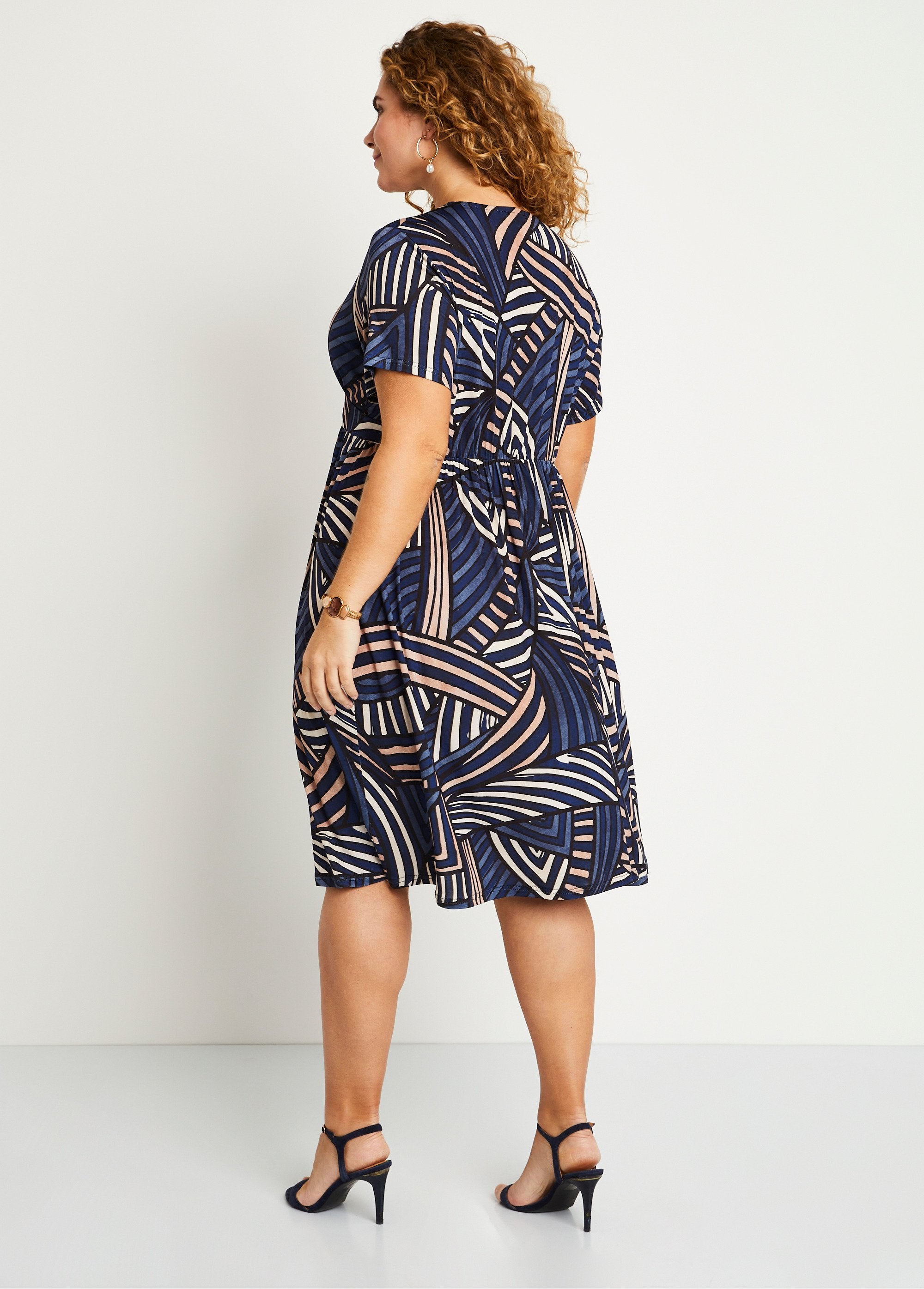 Short_graphic_wrap_dress_Beige_blue_DO1_curvy