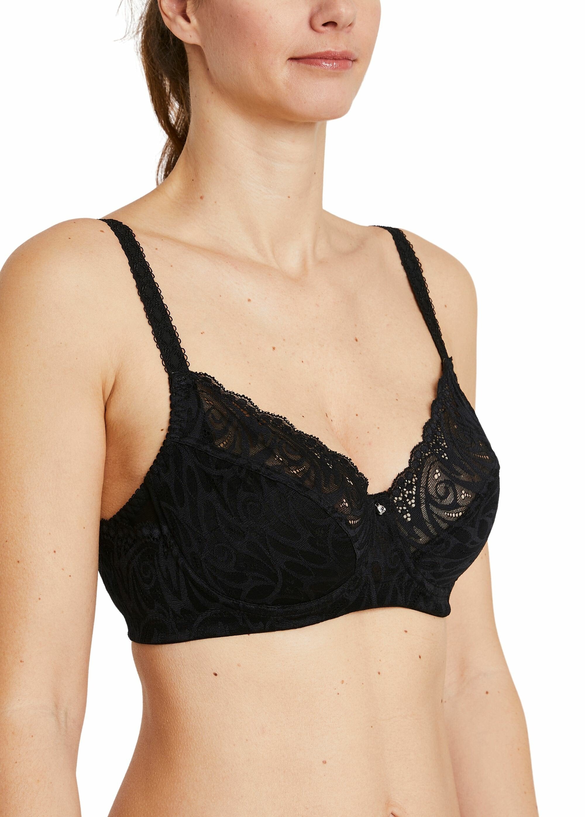 Underwired_lace_bra_Black_FA2_slim