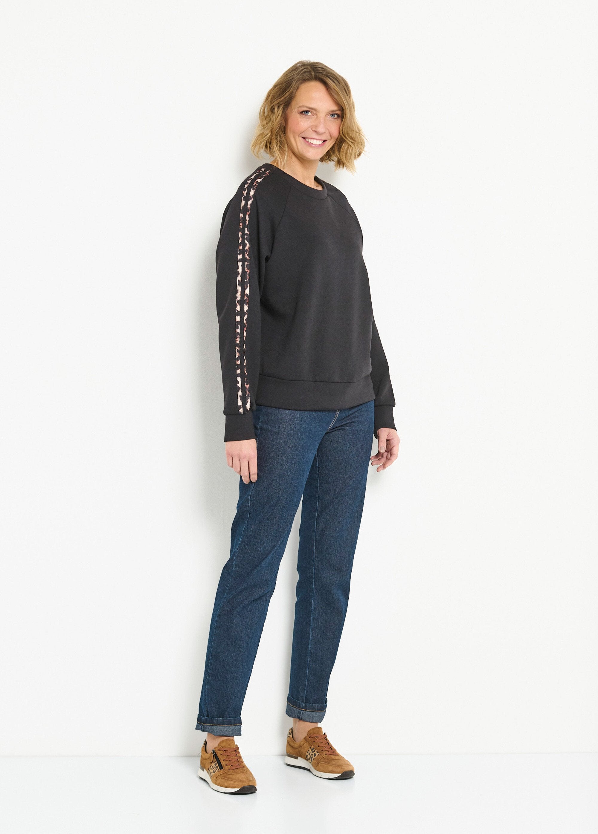 Round_neck_comfort_sweatshirt_with_leopard_stripes_Black_SF1_slim