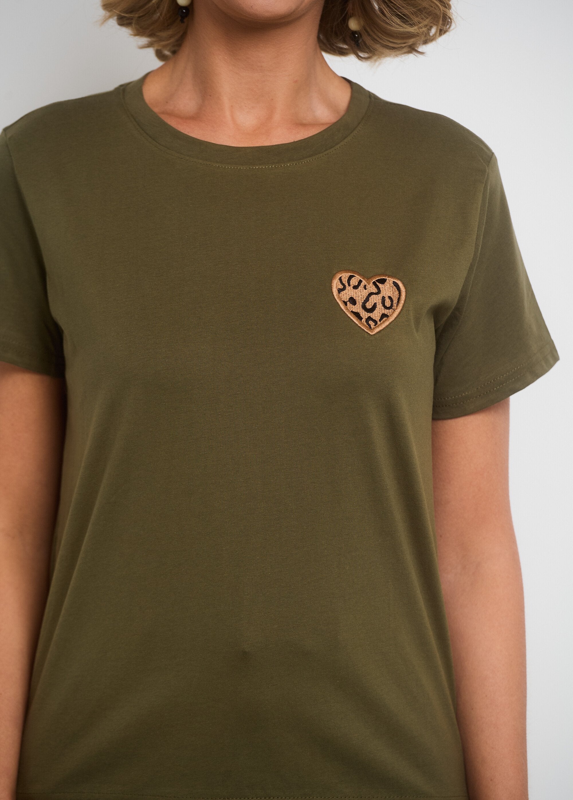 Round_neck_T-shirt_with_embroidered_heart_on_chest_Khaki_DE2_slim